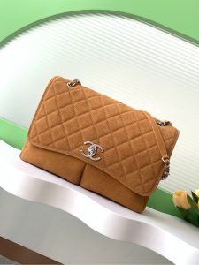 Chanel双口袋中古包
超爱的Chanel Vintage双口袋链条包终于到啦
上身休闲感氛围感拉满
容量很大
包身是那种很耐用的质地
夏天背也完全刚好！
款号AS6068
尺寸25-35-10
配包装-高仿包包