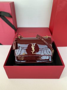 Ysl Sunset date en cuir verni rouge / or antique sunset bag Love sac en cuir verni partenaires ne peuvent pas manquer un... ! Cuir véritable de haute qualité, quincaillerie de moulage véritable, poursuite de chaque détail, s'efforcer d'être infiniment proche de l'authentique !Taille : 22x8x16cmModèle : 442906