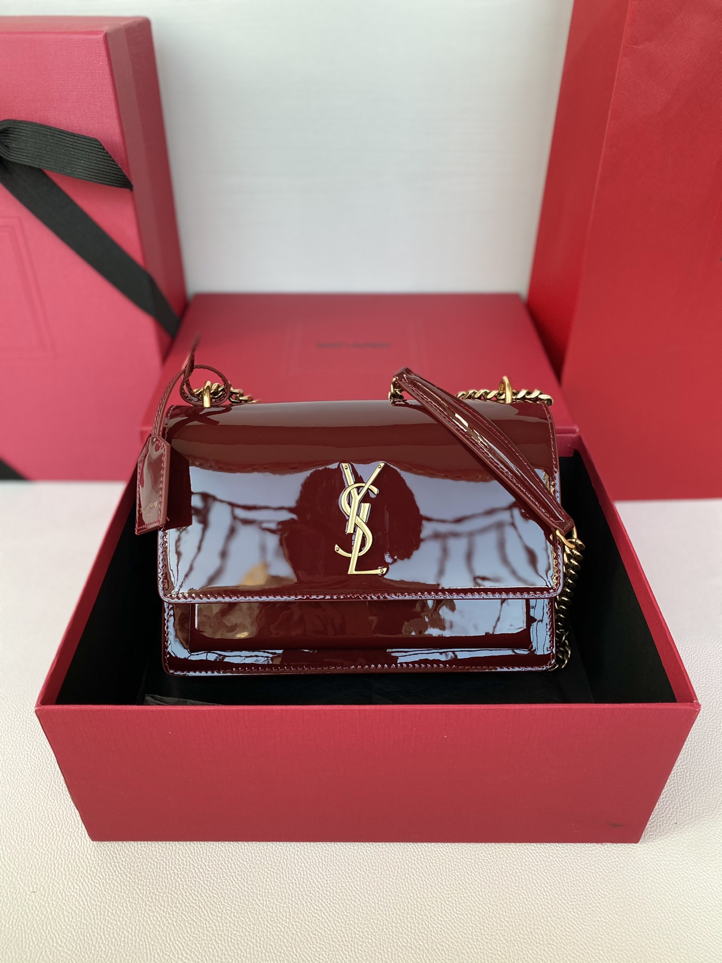 Ysl Sunset patent leather date red / antique gold sunset sunset bag Love patent leather bag partners can not miss a..! High-quality genuine leather genuine molding hardware pursuit of each and every detail strive to infinitely close to the genuine!Size: 22x8x16cmModel: 442906