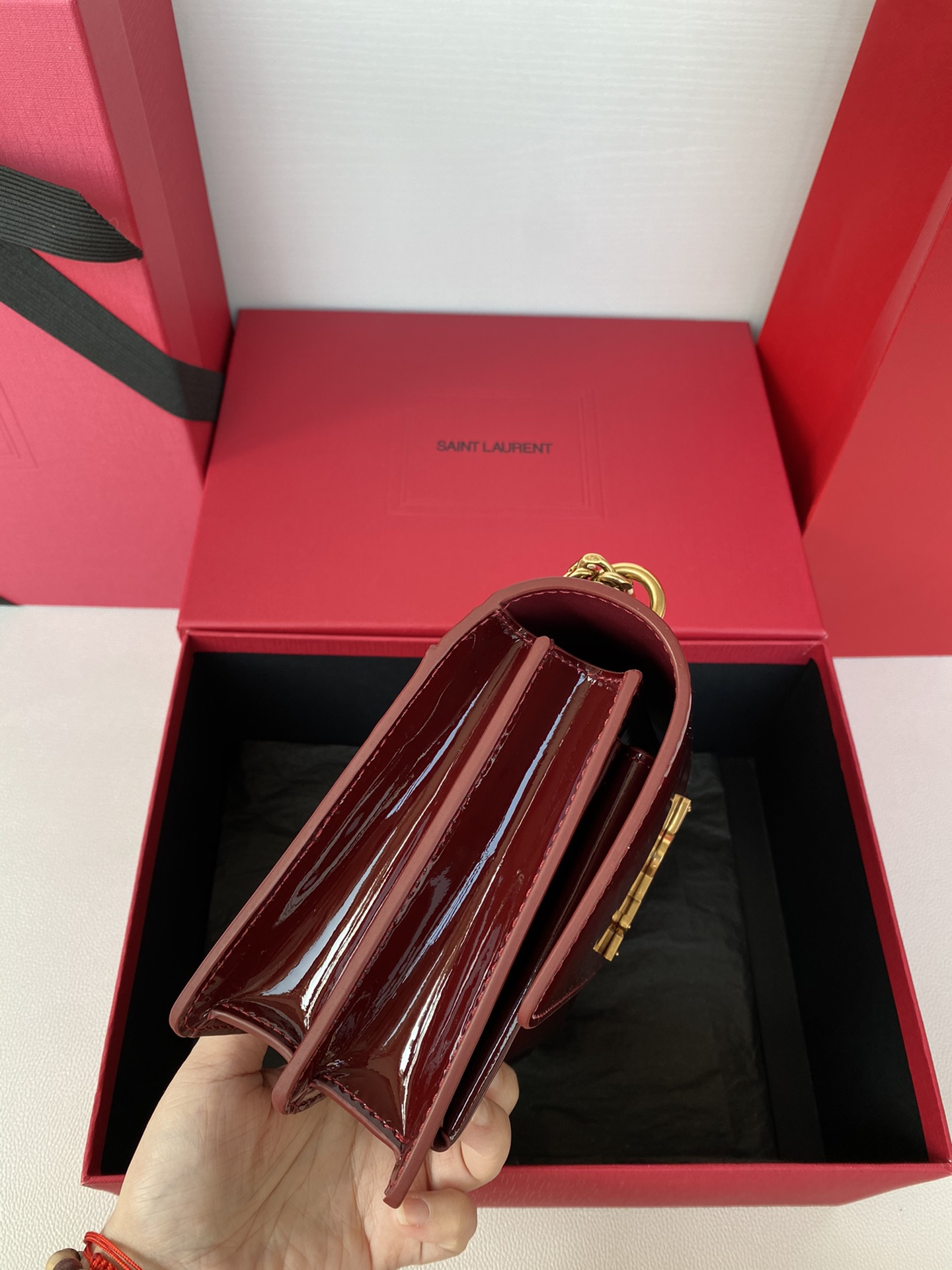 Ysl Sunset patent leather date red / antique gold sunset sunset bag Love patent leather bag partners can not miss a..! High-quality genuine leather genuine molding hardware pursuit of each and every detail strive to infinitely close to the genuine!Size: 22x8x16cmModel: 442906