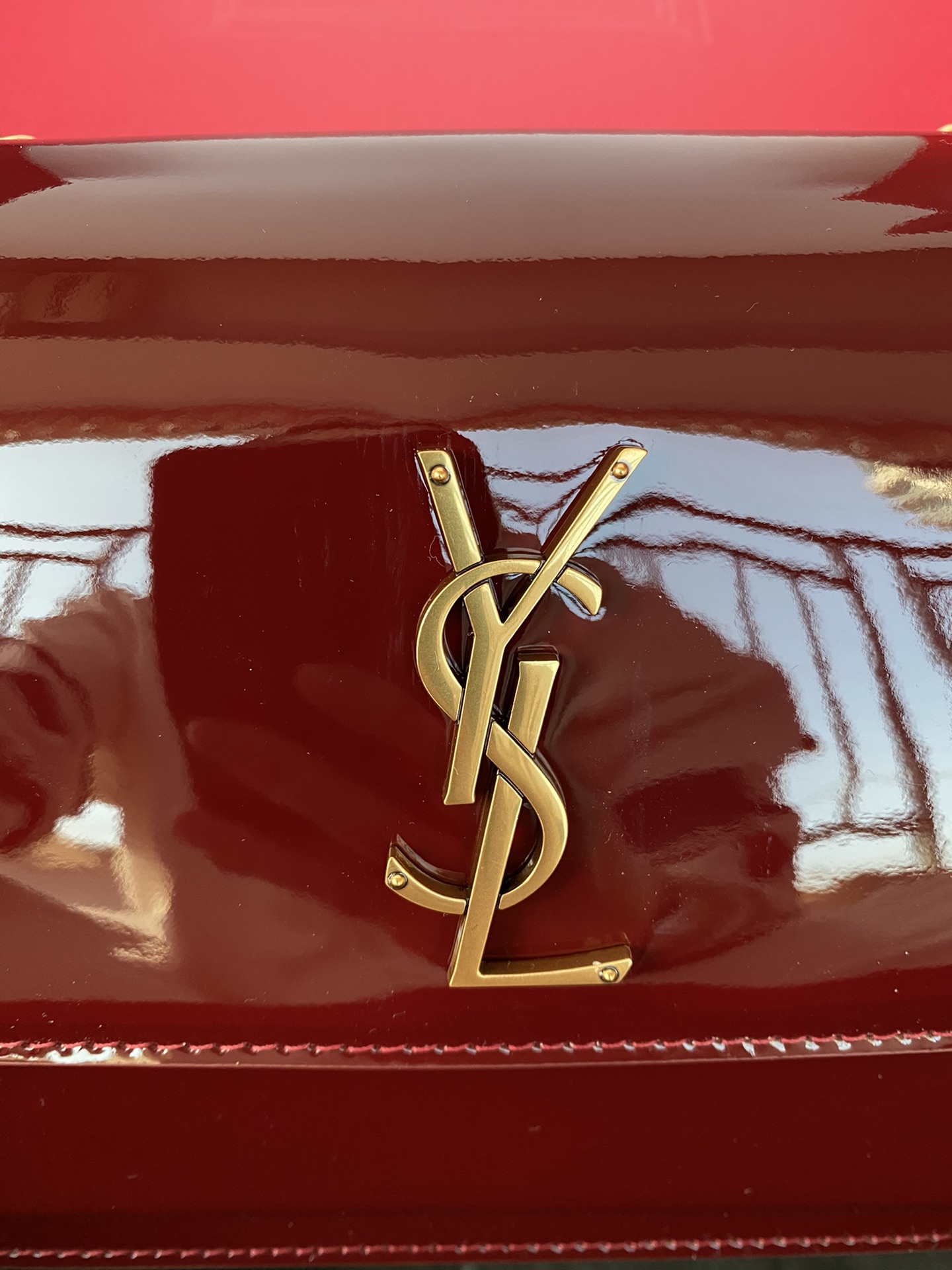 Ysl Sunset patent leather date red / antique gold sunset sunset bag Love patent leather bag partners can not miss a..! High-quality genuine leather genuine molding hardware pursuit of each and every detail strive to infinitely close to the genuine!Size: 22x8x16cmModel: 442906