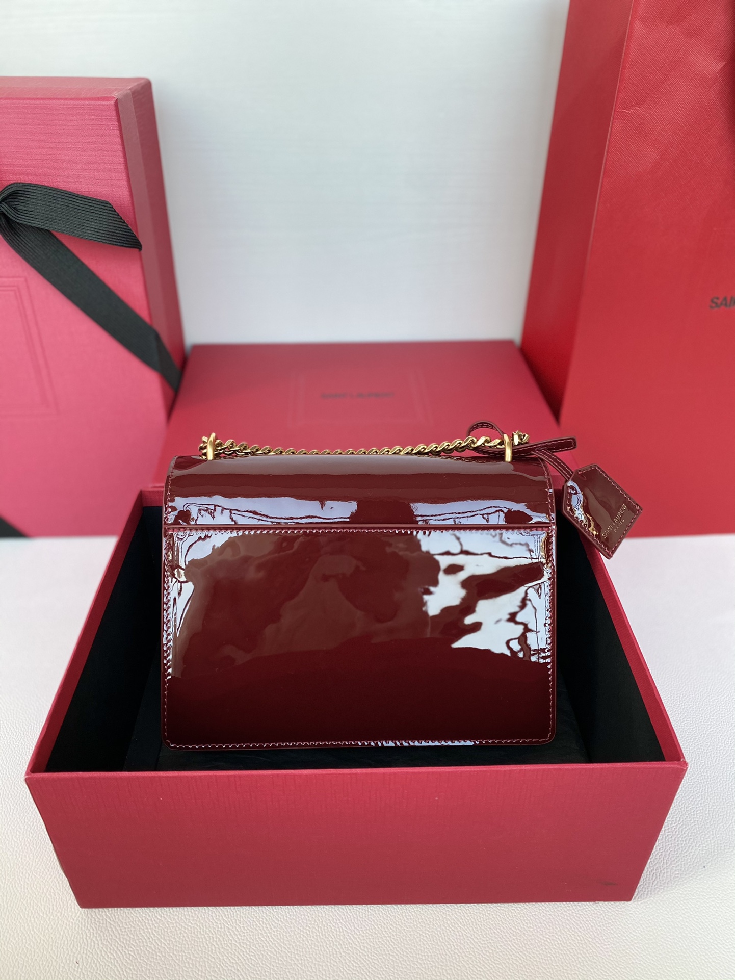 ¡Ysl Puesta de sol de charol fecha rojo / oro antiguo puesta de sol bolsa Bolsa de charol amor socios no pueden faltar a..! ¡Alta calidad de cuero genuino hardware de moldeo genuino búsqueda de todos y cada uno de los detalles se esfuerzan por infinitamente cerca de la genuina!Tamaño: 22x8x16cmModelo: 442906