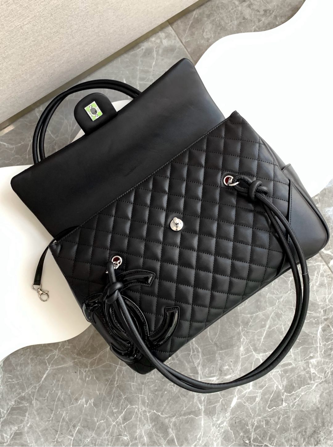 Sac d'aéroport Chanel Kang Peng ! Sac d'aéroport Compass en forme de panda noir et blanc ! La couleur classique du panda noir et blanc avec une chaîne jetée dans un style biker est idéale à porter toute l'année pour les voyages ou le travail au bureau ! Je ne veux pas être tentée mais c'est le sac d'aéroport Chanel Kampong ! Noir et blanc Kang Peng rabat aéroport sac œil brillant grand logo beau sac aéroport type sur le corps cool vaura pleine marche avec le vent peut être chargé avec des ordinateurs Oh beauté urbaine à venir Taille 24-33-11- répliques de sacs à main de haute qualité.