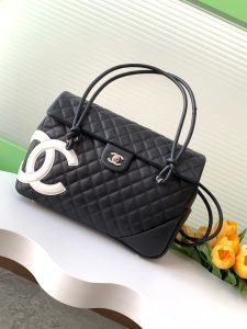 ¡Bolsa de aeropuerto Chanel Kang Peng! ¡Bolsa de aeropuerto Compass de panda en blanco y negro! La clásica combinación de colores blanco y negro del panda con una cadena tirada al estilo motero ¡es estupenda para llevarla todo el año de viaje o para trabajar en la oficina! No quiero caer en la tentación, ¡pero es la bolsa de aeropuerto Kampong de Chanel! Blanco y negro Kang Peng solapa bolsa de aeropuerto ojo brillante gran logotipo guapo aeropuerto tipo de bolsa en el cuerpo fresco aura de valentía paseo completo con el viento se puede cargar con los ordenadores Oh belleza urbana por venir Tamaño 24-33-11- réplica de bolsos de alta calidad