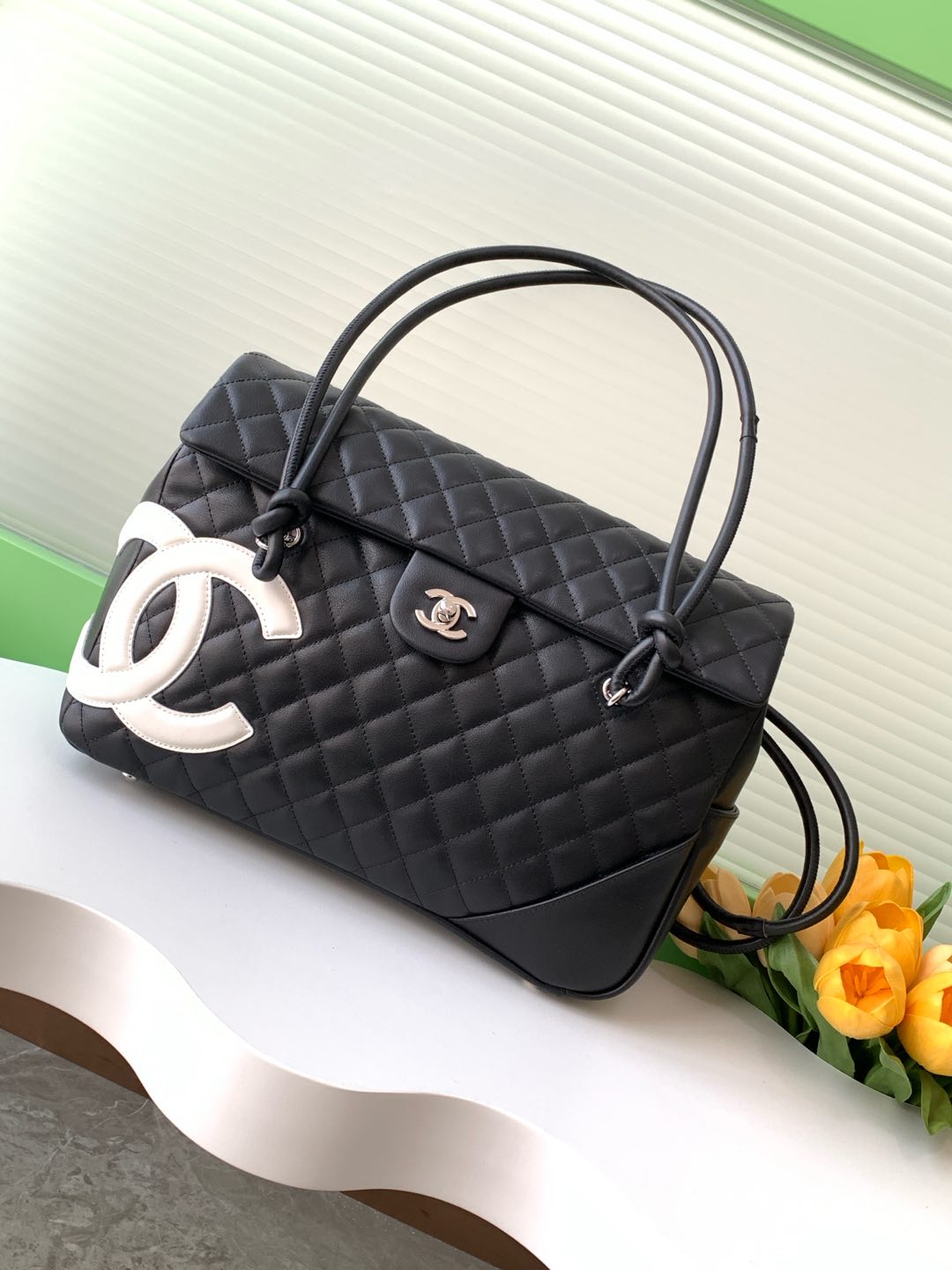 Sac d'aéroport Chanel Kang Peng ! Sac d'aéroport Compass en forme de panda noir et blanc ! La couleur classique du panda noir et blanc avec une chaîne jetée dans un style biker est idéale à porter toute l'année pour les voyages ou le travail au bureau ! Je ne veux pas être tentée mais c'est le sac d'aéroport Chanel Kampong ! Noir et blanc Kang Peng rabat aéroport sac œil brillant grand logo beau sac aéroport type sur le corps cool vaura pleine marche avec le vent peut être chargé avec des ordinateurs Oh beauté urbaine à venir Taille 24-33-11- répliques de sacs à main de haute qualité.