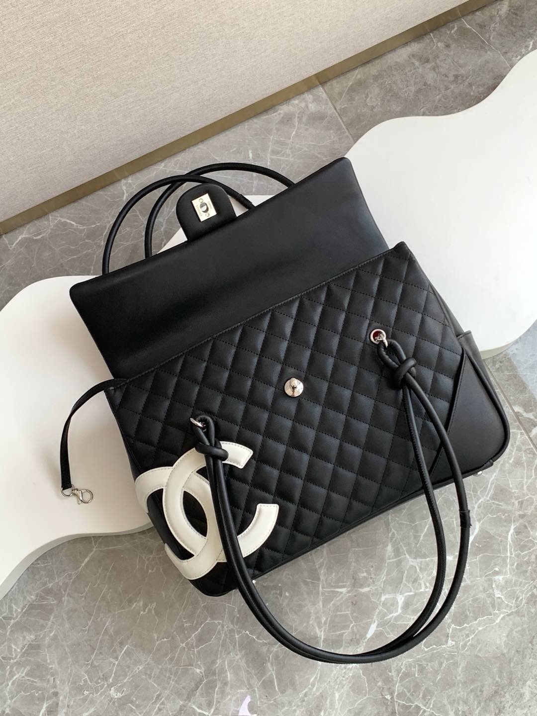 Sac d'aéroport Chanel Kang Peng ! Sac d'aéroport Compass en forme de panda noir et blanc ! La couleur classique du panda noir et blanc avec une chaîne jetée dans un style biker est idéale à porter toute l'année pour les voyages ou le travail au bureau ! Je ne veux pas être tentée mais c'est le sac d'aéroport Chanel Kampong ! Noir et blanc Kang Peng rabat aéroport sac œil brillant grand logo beau sac aéroport type sur le corps cool vaura pleine marche avec le vent peut être chargé avec des ordinateurs Oh beauté urbaine à venir Taille 24-33-11- répliques de sacs à main de haute qualité.