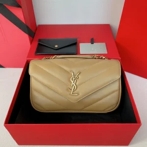 Ysl LouLou small square fat texture has become better from cowhide into scratch-resistant sheepskin [Party R] [Party R] and also with a small mirror and card bag simply do not look too good! Model: 801437 Size: 24 * 14 * 6-High-fashion bags