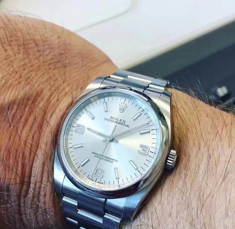 P2300 Rolex ROLEX Oyster Perpetual 🎮XF3 Nivel de techo Rui máquina versión 2836 cambio 3230 versión impresa 36mm tamaño Tiempo poético - Nueva Oyster Perpetual en el tramo de tiempo El nuevo reloj Oyster Perpetual es una exploración poética y contundente de lo desconocido. Símbolo de su cuerpo de acero inoxidable habla de la dureza de los años y el tamaño clásico de 36 mm de diámetro Gaviota 2836 movimiento para hombres y mujeres de tamaño pequeño y mediano de la muñeca para proporcionar una experiencia de uso pintoresco del cristal de zafiro tan claro como un lago 🎮 brillando bajo el sol siempre cambiante y el suizo Ice Blue LumiNova juntos para proteger el tiempo de la claridad y la precisión de cada uno de los tachones de oro blanco de letras tridimensionales como una estrella adornada con una luz azul profundo, profundo, profundo. Las estrellas adornan la esfera esmaltada en negro profundo hablando de serenidad y lejanía bajo el cielo nocturno La nueva versión del logotipo literal a las seis en punto es de cuerpo entero, ¡una contrapartida impecable del original! La economía de precio hace de este reloj un sustituto perfecto del modelo original. No es sólo un compañero fiable para los desplazamientos, sino también un elegante poema para la vida cotidiana. El nuevo Oyster Perpetual Starter no es sólo un guardatiempo, sino también un poeta de la vida. El flujo del tiempo y la belleza de la vida reconocen el código del cierre 5ZS 🎮S1 exquisito recomendado relojes mecánicos para hombre - fábrica de alta imitación