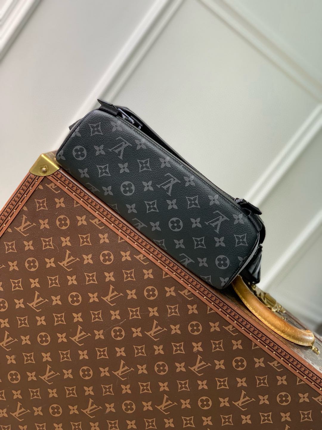 P1560 LV M12517 Voyager petit sac messager en toile Monclerogram Eclipse est façonné dans une silhouette confortable et portable qui peut facilement accueillir une tablette, un chargeur et d'autres besoins quotidiens. La boucle à dégagement rapide présente la bandoulière réglable monogrammée LV pour un portage à l'épaule et en travers du corps en toile enduite Monclerogram Eclipse, avec des garnitures en cuir de vachette et une doublure en tissu. doublure une pièce métallique un compartiment principal à rabat une boucle LV à ouverture rapide une poche extérieure zippée une poche intérieure plaquée une bandoulière : inamovible et réglable ! Taille:33x22.5x11CM-High Fake Bags