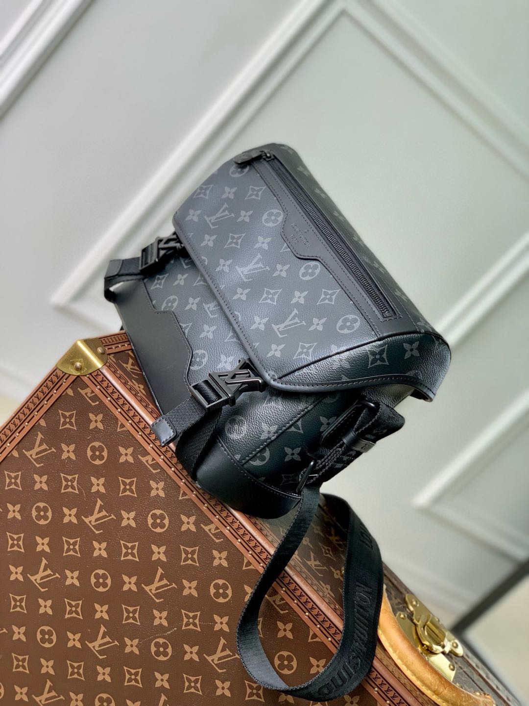 P1560 LV M12517 Voyager petit sac messager en toile Monclerogram Eclipse est façonné dans une silhouette confortable et portable qui peut facilement accueillir une tablette, un chargeur et d'autres besoins quotidiens. La boucle à dégagement rapide présente la bandoulière réglable monogrammée LV pour un portage à l'épaule et en travers du corps en toile enduite Monclerogram Eclipse, avec des garnitures en cuir de vachette et une doublure en tissu. doublure une pièce métallique un compartiment principal à rabat une boucle LV à ouverture rapide une poche extérieure zippée une poche intérieure plaquée une bandoulière : inamovible et réglable ! Taille:33x22.5x11CM-High Fake Bags