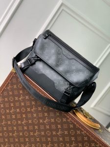 P1560 LV M12517 El bolso mensajero pequeño Voyager en lona Monclerogram Eclipse tiene la forma de una silueta cómoda y portátil que puede acomodar fácilmente una tableta, un cargador y otras necesidades diarias. La hebilla de cierre rápido presenta la correa de hombro ajustable con el monograma LV para llevarlo al hombro y cruzado en lona revestida Monclerogram Eclipse, con adornos de piel de vaca y forro de tela. forro una pieza metálica un compartimento principal con solapa una hebilla de cierre rápido LV un bolsillo exterior con cremallera un bolsillo interior de parche una bandolera: ¡no extraíble y ajustable! Tamaño:33x22.5x11CM-Bolsos altos de imitación