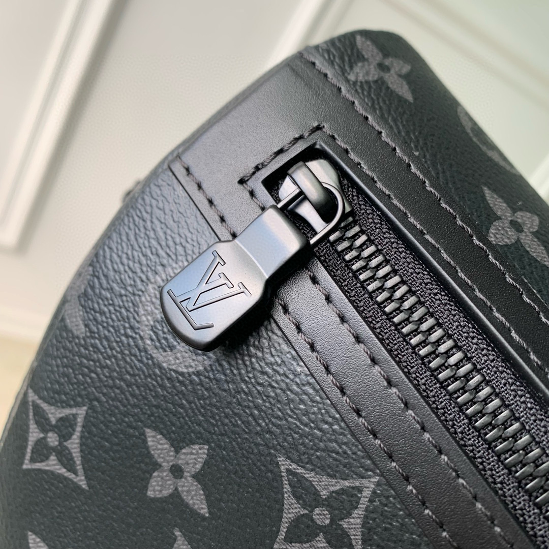 P1560 LV M12517 Voyager petit sac messager en toile Monclerogram Eclipse est façonné dans une silhouette confortable et portable qui peut facilement accueillir une tablette, un chargeur et d'autres besoins quotidiens. La boucle à dégagement rapide présente la bandoulière réglable monogrammée LV pour un portage à l'épaule et en travers du corps en toile enduite Monclerogram Eclipse, avec des garnitures en cuir de vachette et une doublure en tissu. doublure une pièce métallique un compartiment principal à rabat une boucle LV à ouverture rapide une poche extérieure zippée une poche intérieure plaquée une bandoulière : inamovible et réglable ! Taille:33x22.5x11CM-High Fake Bags