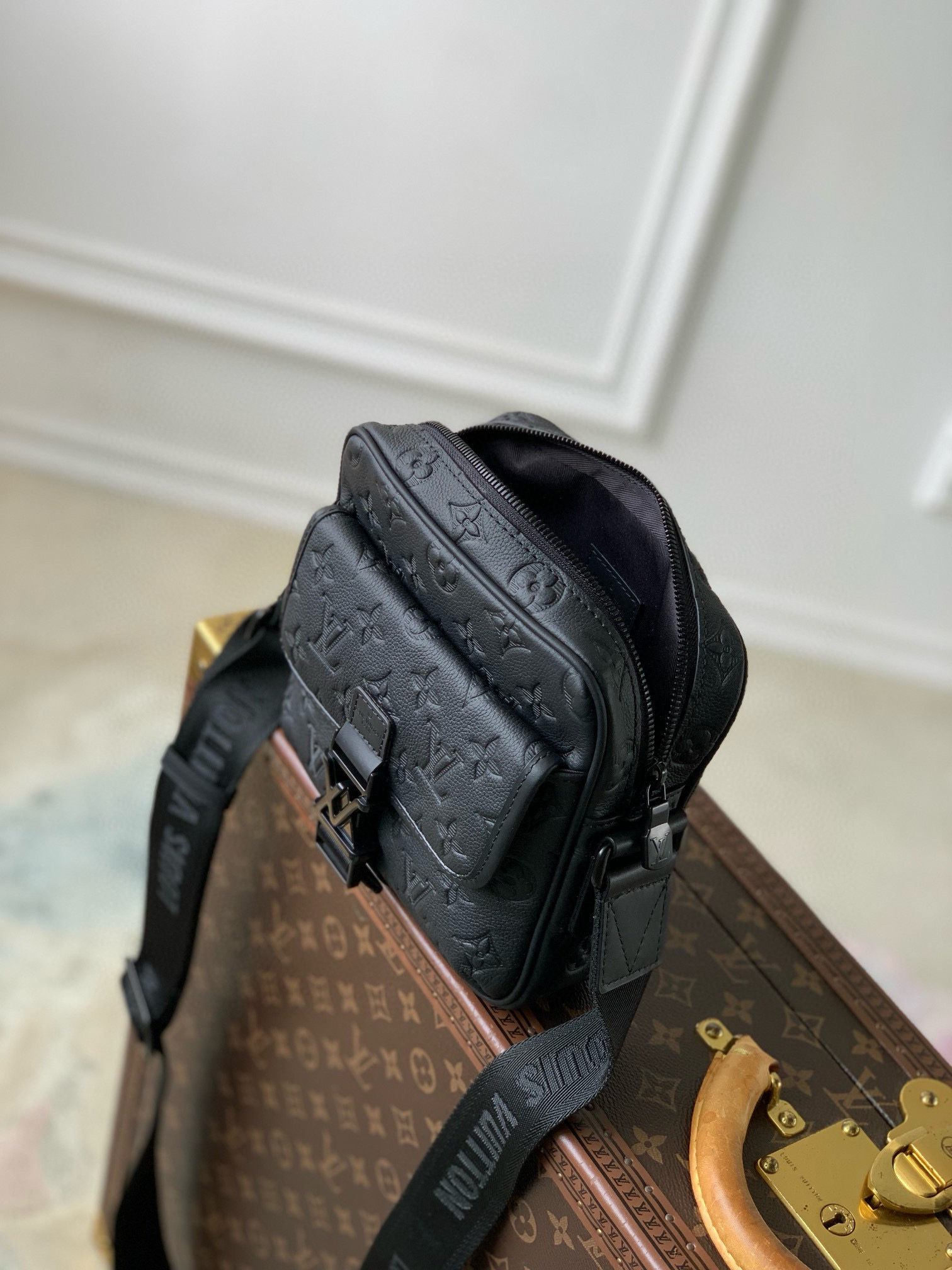 P1700 LV M12516 Le sac messager Getaway est en cuir Monclerogram Shadow avec un gaufrage Monclerogram subtil dans une configuration compacte qui permet une transition facile entre le sac messager et la pochettePochette à rabat avant avec fermoir métallique LVSangle d'épaule en tissu large et réglable pour un port à l'épaule ou en travers du corpsGaufrage Monclerogram Shadow Cuir de vachette, garnitures en cuir de vachette, doublure en tissu, accessoires en métal, compartiment principal avec fermeture à glissière, poche frontale à rabat avec boucle LV, bandoulière amovible et réglable ! Taille : 18x17x7.8CM - Sacs de haute qualité