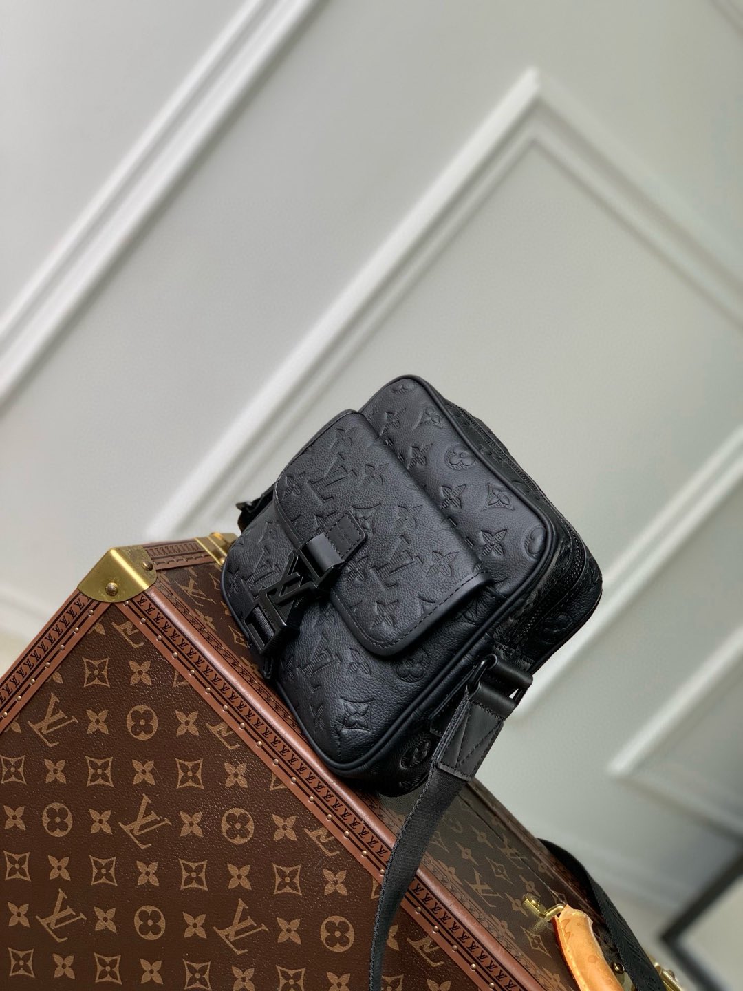 P1700 LV M12516 Le sac messager Getaway est en cuir Monclerogram Shadow avec un gaufrage Monclerogram subtil dans une configuration compacte qui permet une transition facile entre le sac messager et la pochettePochette à rabat avant avec fermoir métallique LVSangle d'épaule en tissu large et réglable pour un port à l'épaule ou en travers du corpsGaufrage Monclerogram Shadow Cuir de vachette, garnitures en cuir de vachette, doublure en tissu, accessoires en métal, compartiment principal avec fermeture à glissière, poche frontale à rabat avec boucle LV, bandoulière amovible et réglable ! Taille : 18x17x7.8CM - Sacs de haute qualité