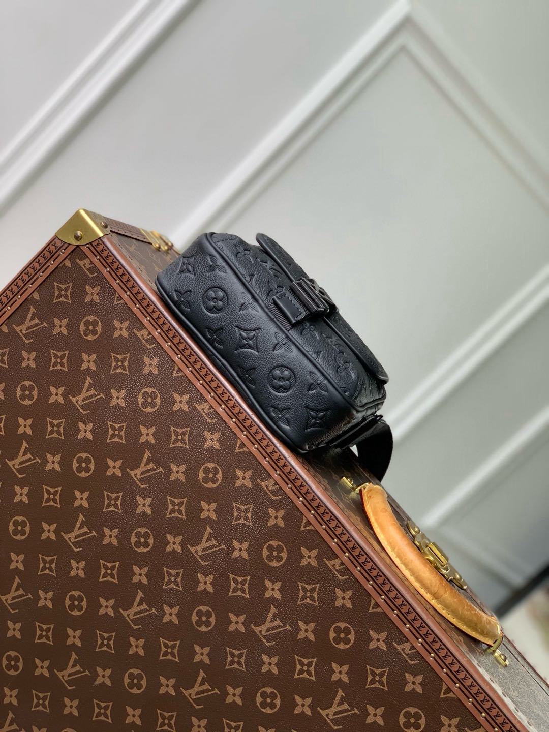 P1700 LV M12516 Le sac messager Getaway est en cuir Monclerogram Shadow avec un gaufrage Monclerogram subtil dans une configuration compacte qui permet une transition facile entre le sac messager et la pochettePochette à rabat avant avec fermoir métallique LVSangle d'épaule en tissu large et réglable pour un port à l'épaule ou en travers du corpsGaufrage Monclerogram Shadow Cuir de vachette, garnitures en cuir de vachette, doublure en tissu, accessoires en métal, compartiment principal avec fermeture à glissière, poche frontale à rabat avec boucle LV, bandoulière amovible et réglable ! Taille : 18x17x7.8CM - Sacs de haute qualité