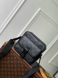 P1500 LV M12518 Bolso messenger Getaway en lona Monclerogram EclipseBolsillo delantero con solapa y cierre a presión con letra LVEstiloso y elegante, con una correa ajustable de nailon para llevarlo cómodamenteLona revestida de Monclerogram Eclipse con adornos de piel de vacaForro de telaHerrajes metálicos y compartimento principal. Bolsillo delantero con solapa y cierre de cremalleraBolsillo delantero con solapa y hebilla LVCorrea para el hombro: desmontable y ajustable. Tamaño:18x17x7,8CM-Bolsos altos de imitación