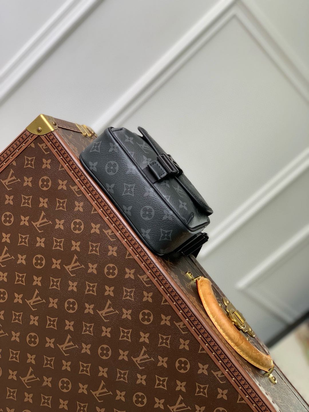 P1500 LV M12518 Mala mensageiro Getaway em lona Monclerogram EclipseBolso frontal com aba e fecho de mola com letras LVElegante e elegante, com uma alça de ombro ajustável em nylon para um transporte confortávelLona revestida com Monclerogram Eclipse com acabamentos em pele de vacaForro em tecidoFerragens metálicas e compartimento principal. Bolso frontal com aba e fecho de correrBolso frontal com aba e fivela LVAlça de ombro: amovível e ajustável! Tamanho:18x17x7.8CM-Sacos falsos de alta qualidade