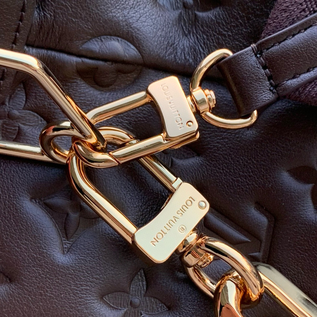 P2300 LV M12072 Complementing the Coussin collection, this new Hobo model strikes a balance between style and functionality It showcases the collection's signature design details Crafted from smooth, padded leather adorned with the brand's Monclerogram and featuring the iconic chunky chain with gold-tone hardware Removable fabric straps offer a variety of wearing options This versatile piece also includes a zippered pouch that can be used to store a laptop Size: 38x33x10 CM. Also includes a detachable zippered pocketSize to store a laptopMeasurements:38x33x10 CM