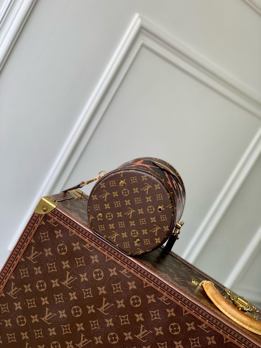 P1700 LV M13846 Creative Director Nicolas Jesquière has reinterpreted the iconic "Cannes" bag for the Cruise 2025 collection which is part of the "LV Animals" collection. The items appearing as part of the "LV Animals" collectionFall/Winter 2016 collection inspired by the leopardThe printed canvas has been trimmed with a monogram that symbolizes the manor houseWith a LV lock and removable strap to enjoy a variety of holding optionsSize: 15x17x15CM-High-quality handbags