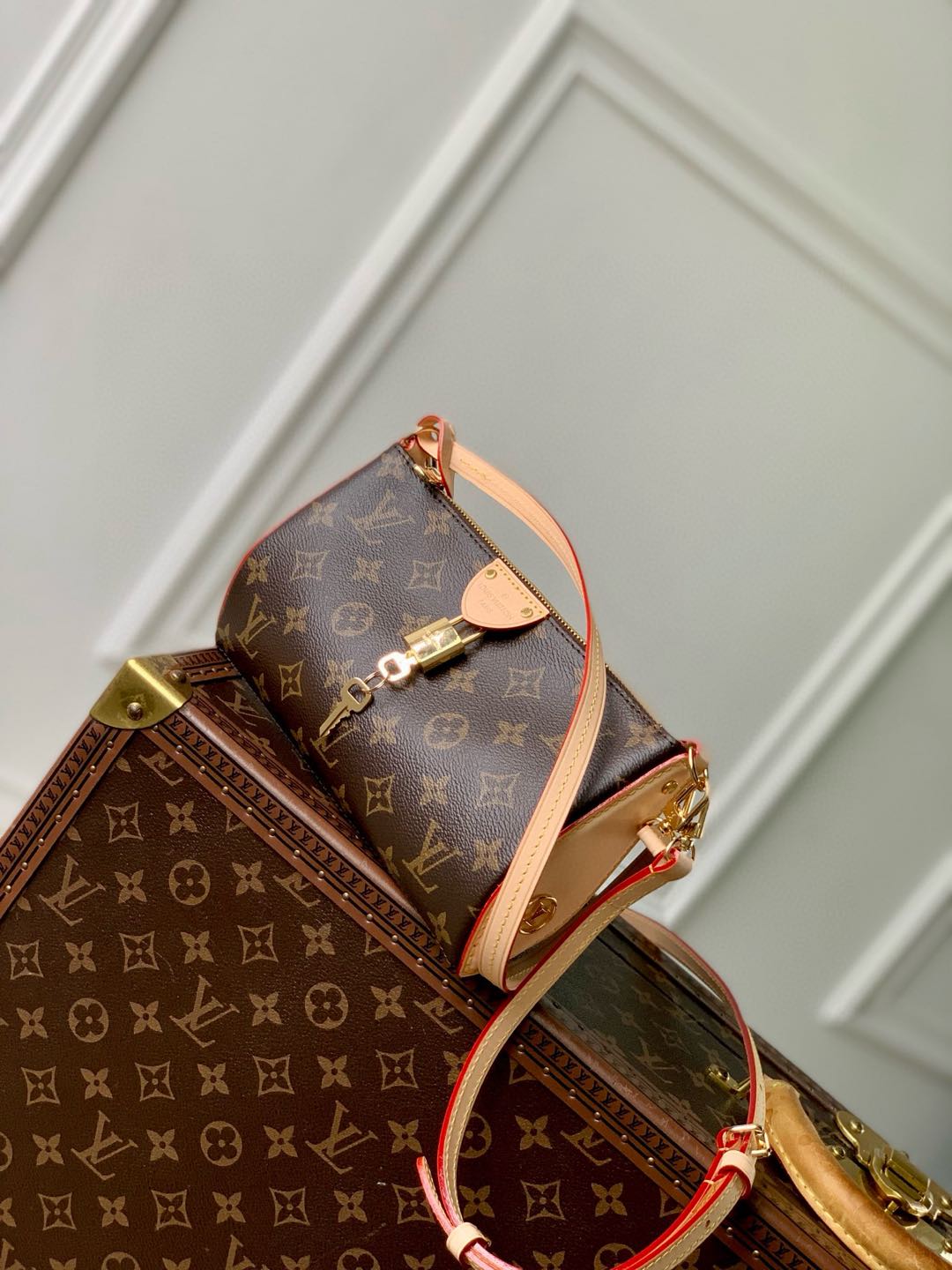 P1300 LV M12859 Saco Pochette Tirette em lona Monclerogram com uma silhueta suavemente drapeada foi apresentado no desfile primavera/verão 2024 da Louis Vuitton. Os acabamentos em pele nas laterais ecoam a forma de marquise da icónica cabeça do fecho de correr da marca, e o atraente cadeado e a alça de ombro destacável facilitam a alternância entre a lona revestida com Monclerogram e a pele oxford. Acabamentos em pele, forro em microfibra, ferragens em metal, fecho de correr, cadeado com assinatura Vuitton, alça de ombro: amovível e ajustável! Tamanho:22x12x5.5CM-Sacos falsos de alta qualidade