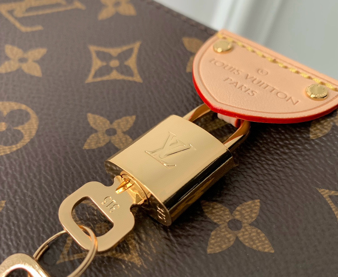 P1300 LV M12859 Saco Pochette Tirette em lona Monclerogram com uma silhueta suavemente drapeada foi apresentado no desfile primavera/verão 2024 da Louis Vuitton. Os acabamentos em pele nas laterais ecoam a forma de marquise da icónica cabeça do fecho de correr da marca, e o atraente cadeado e a alça de ombro destacável facilitam a alternância entre a lona revestida com Monclerogram e a pele oxford. Acabamentos em pele, forro em microfibra, ferragens em metal, fecho de correr, cadeado com assinatura Vuitton, alça de ombro: amovível e ajustável! Tamanho:22x12x5.5CM-Sacos falsos de alta qualidade