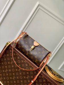 P1300 El bolso LV M12859 Pochette Tirette de lona Monclerogram en una silueta suavemente drapeada se presentó en el desfile Primavera/Verano 2024 de Louis Vuitton. Los adornos de piel en los laterales hacen eco de la forma marquesa de la emblemática cremallera de la marca, y el llamativo candado y la correa para el hombro desmontable facilitan el cambio entre la lona recubierta de Monclerogram y la piel oxford. Adornos de piel, forro de microfibra, herrajes metálicos, cierre de cremallera, candado de la firma Vuitton, correa para el hombro: ¡desmontable y ajustable! Tamaño:22x12x5,5CM-Bolsos altos de imitación