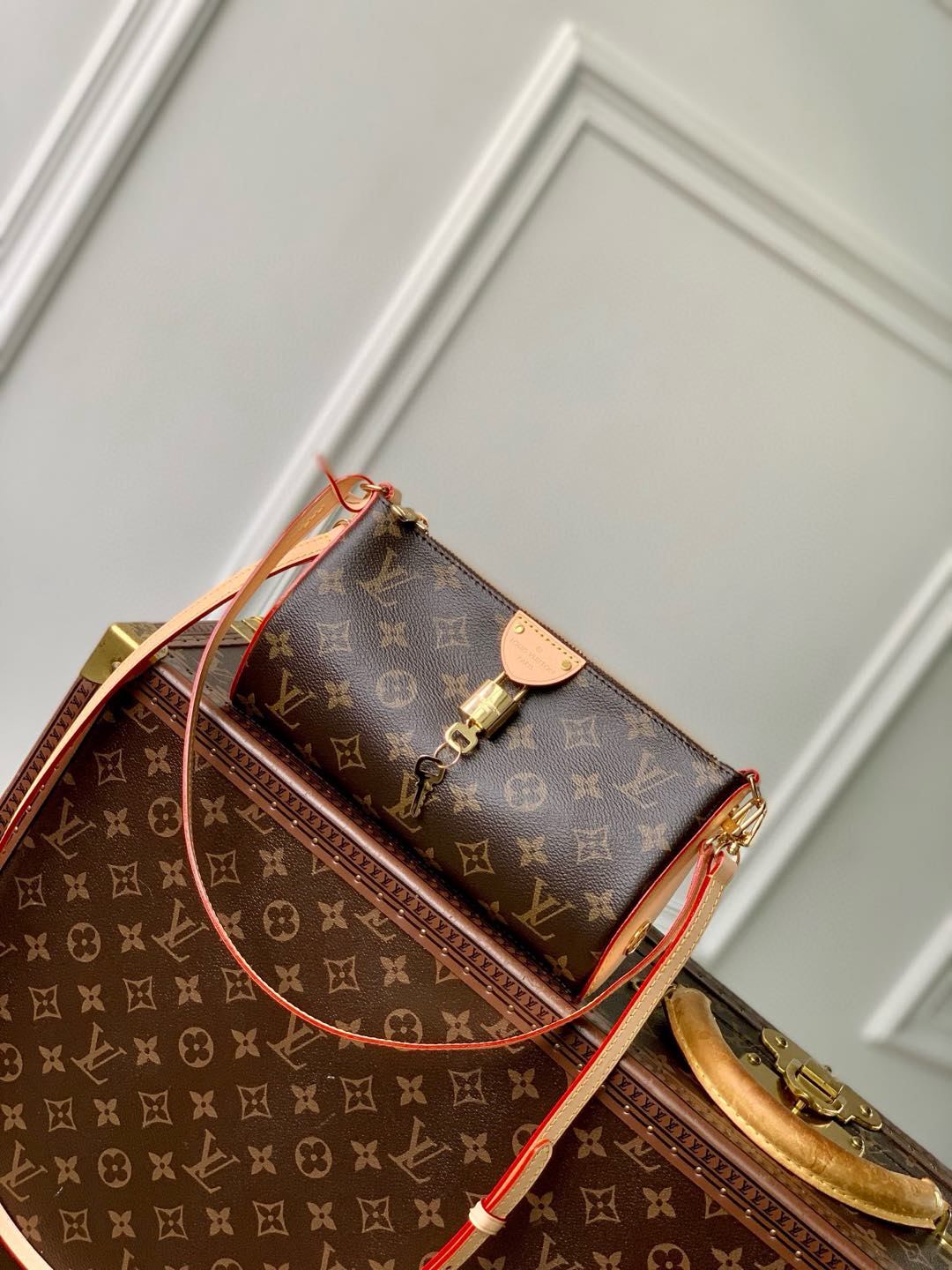 P1300 LV M12859 Saco Pochette Tirette em lona Monclerogram com uma silhueta suavemente drapeada foi apresentado no desfile primavera/verão 2024 da Louis Vuitton. Os acabamentos em pele nas laterais ecoam a forma de marquise da icónica cabeça do fecho de correr da marca, e o atraente cadeado e a alça de ombro destacável facilitam a alternância entre a lona revestida com Monclerogram e a pele oxford. Acabamentos em pele, forro em microfibra, ferragens em metal, fecho de correr, cadeado com assinatura Vuitton, alça de ombro: amovível e ajustável! Tamanho:22x12x5.5CM-Sacos falsos de alta qualidade