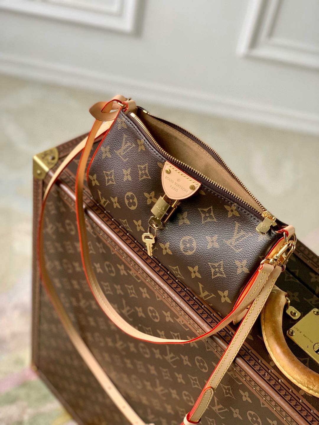 P1300 LV M12859 Saco Pochette Tirette em lona Monclerogram com uma silhueta suavemente drapeada foi apresentado no desfile primavera/verão 2024 da Louis Vuitton. Os acabamentos em pele nas laterais ecoam a forma de marquise da icónica cabeça do fecho de correr da marca, e o atraente cadeado e a alça de ombro destacável facilitam a alternância entre a lona revestida com Monclerogram e a pele oxford. Acabamentos em pele, forro em microfibra, ferragens em metal, fecho de correr, cadeado com assinatura Vuitton, alça de ombro: amovível e ajustável! Tamanho:22x12x5.5CM-Sacos falsos de alta qualidade