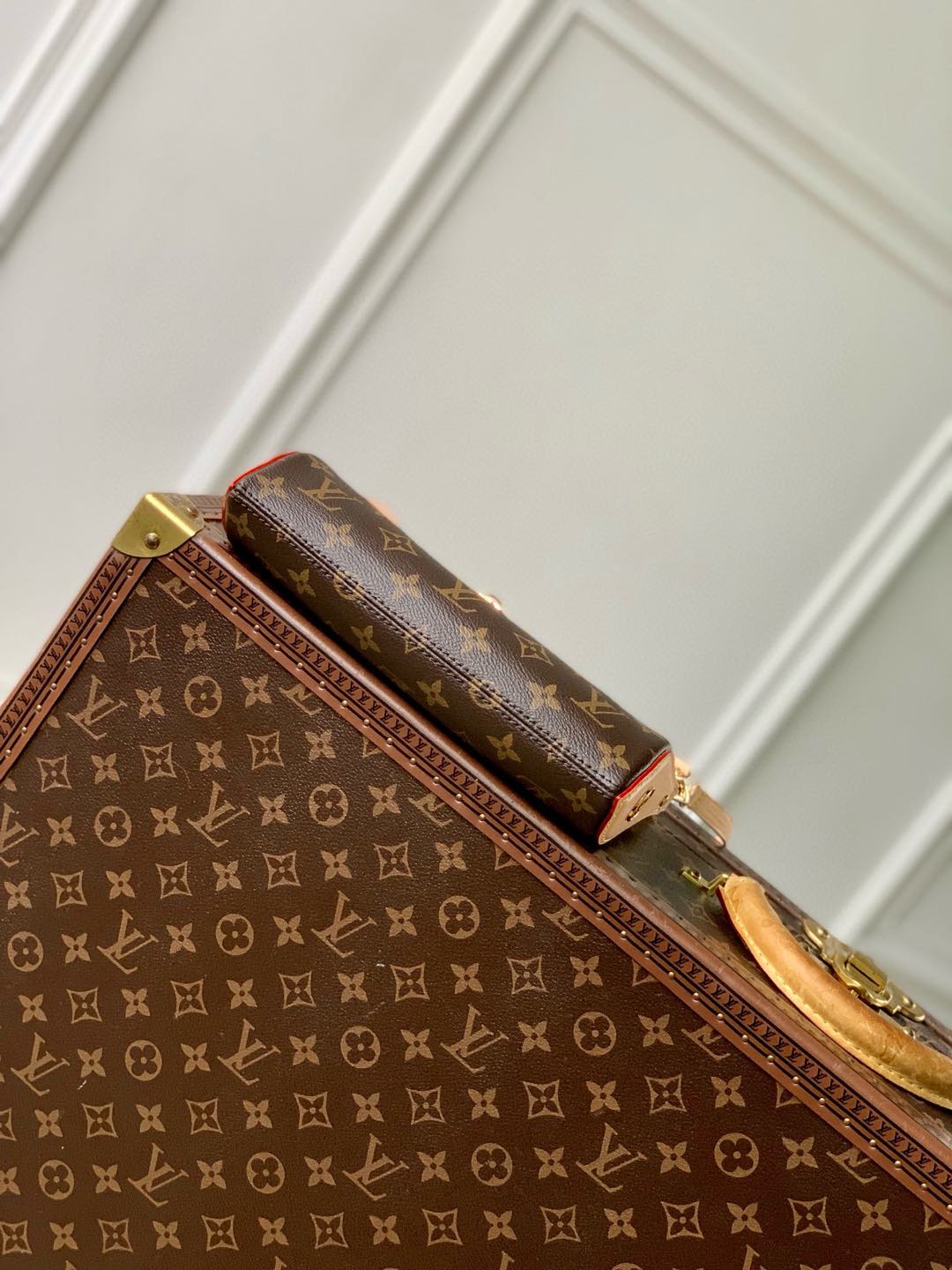 P1300 LV M12859 Saco Pochette Tirette em lona Monclerogram com uma silhueta suavemente drapeada foi apresentado no desfile primavera/verão 2024 da Louis Vuitton. Os acabamentos em pele nas laterais ecoam a forma de marquise da icónica cabeça do fecho de correr da marca, e o atraente cadeado e a alça de ombro destacável facilitam a alternância entre a lona revestida com Monclerogram e a pele oxford. Acabamentos em pele, forro em microfibra, ferragens em metal, fecho de correr, cadeado com assinatura Vuitton, alça de ombro: amovível e ajustável! Tamanho:22x12x5.5CM-Sacos falsos de alta qualidade