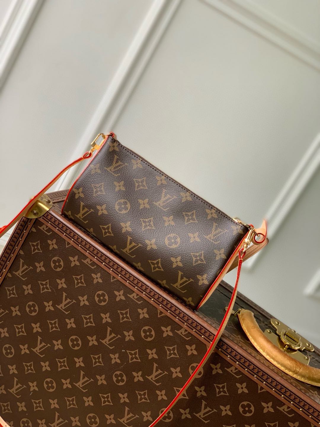 P1300 LV M12859 Saco Pochette Tirette em lona Monclerogram com uma silhueta suavemente drapeada foi apresentado no desfile primavera/verão 2024 da Louis Vuitton. Os acabamentos em pele nas laterais ecoam a forma de marquise da icónica cabeça do fecho de correr da marca, e o atraente cadeado e a alça de ombro destacável facilitam a alternância entre a lona revestida com Monclerogram e a pele oxford. Acabamentos em pele, forro em microfibra, ferragens em metal, fecho de correr, cadeado com assinatura Vuitton, alça de ombro: amovível e ajustável! Tamanho:22x12x5.5CM-Sacos falsos de alta qualidade