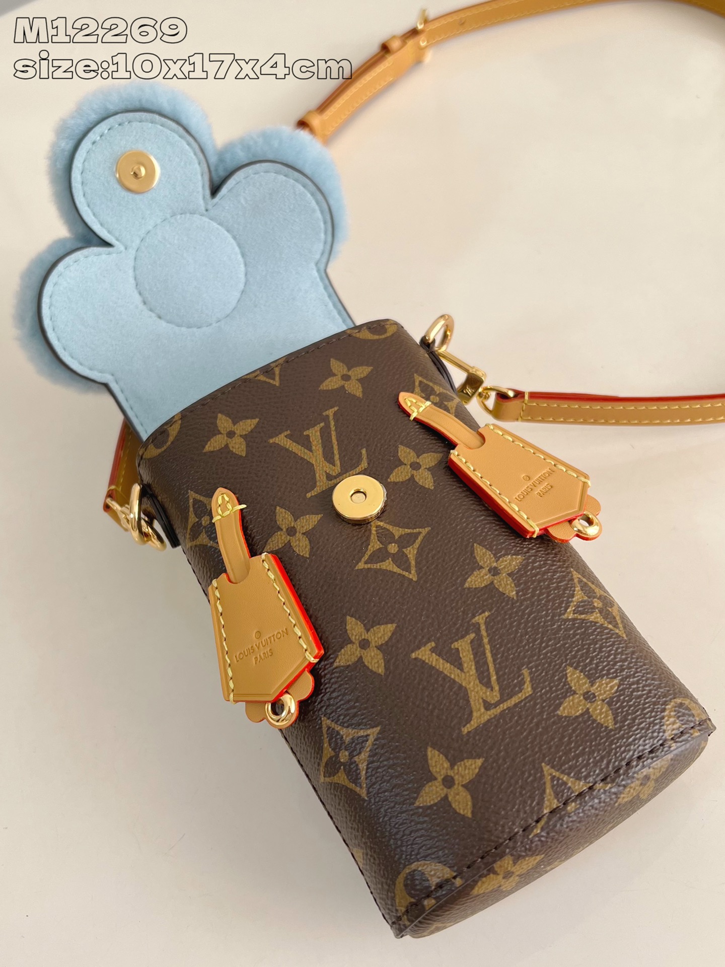 P1000 LV M12269 A bolsa Vivienne Phone Pouch da coleção Snow Show Christmas é uma expressão alegre da alegria do Natal. Fabricada em lona Monclerogram icónica com acabamentos em pele de lã e concebida numa cor Azur Frost marcante, esta requintada prenda de Natal foi concebida para guardar um telemóvel e é forrada com um forro em microfibra macia para evitar riscos. Para guardar o seu telemóvel com um forro em microfibra macia que protege contra riscos10 x 17,5 x 4,5 cm (C x A x L)