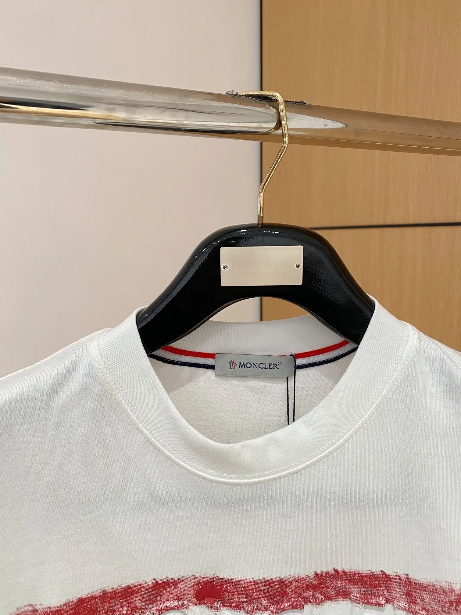 Image [2]-P460 Monkou Spring/Summer Debut Short Sleeve Crew Neck T-Shirt High-end customized design avant-garde fashion! Brand Logo Heavy Craftsmanship Design 230g Fabric. Soft handfeel. Comfortable to wear. Counter level exquisite stitching. Color: Black White Yardage: S-2XL-High Fake Bags