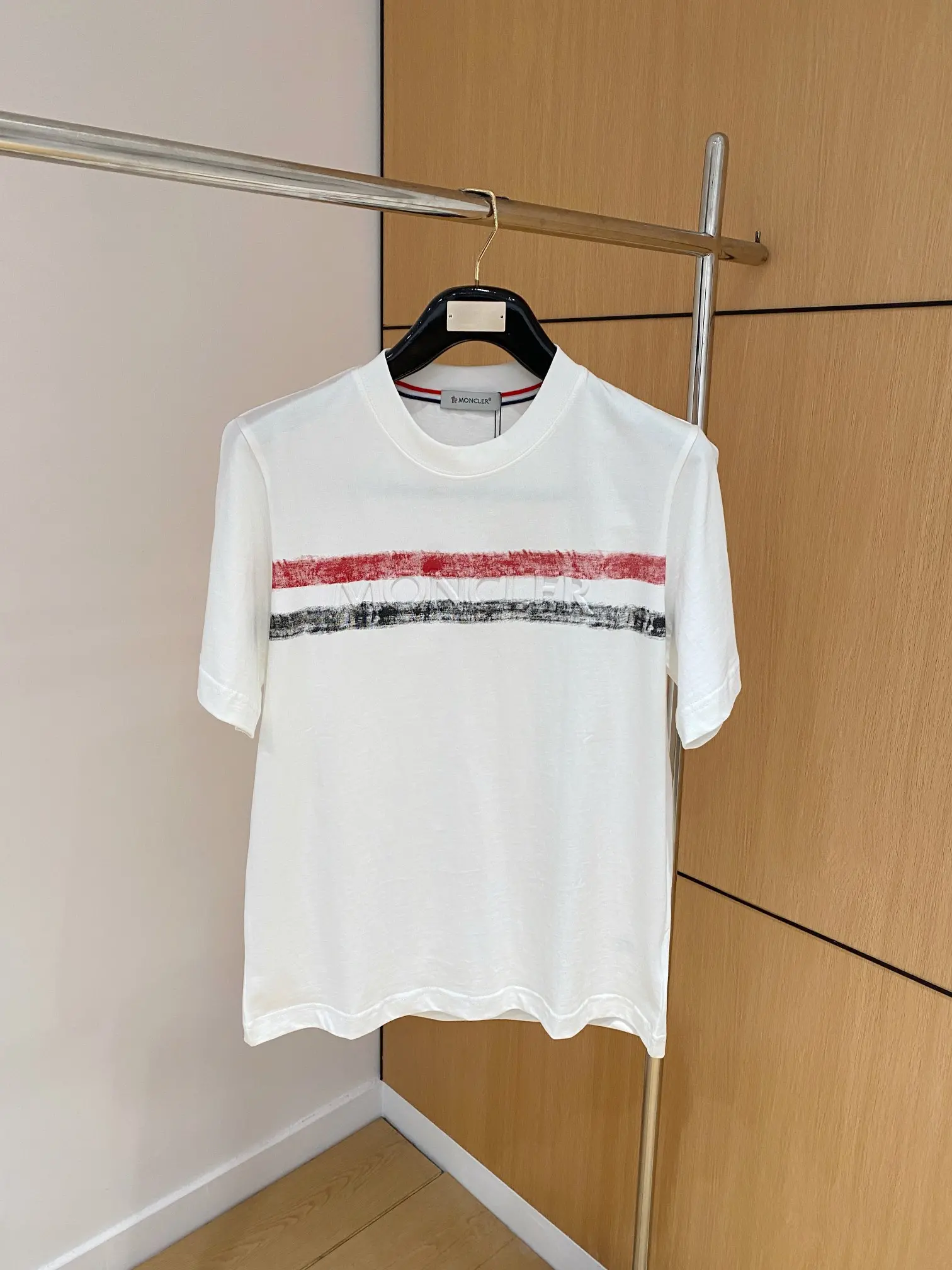 P460 Lp Spring/Summer Debut Short Sleeve Crew Neck T-Shirt High-end customized design avant-garde fashion! Branded logo and heavy duty design. 230 grams of fabric. Soft touch. Comfortable to wear. Counter-level exquisite stitching. Color: Black White Yardage: S-2XL