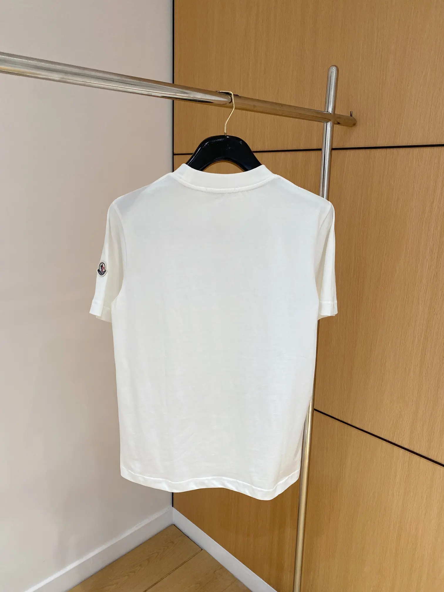 Image [9]-P460 Monkou Spring/Summer Debut Short Sleeve Crew Neck T-Shirt Design personnalisé haut de gamme Mode d'avant-garde ! Logo de la marque, conception artisanale lourde, tissu de 230 g. Toucher doux. Confortable à porter. Coutures fines de qualité supérieure. Couleur : Noir Blanc Longueur : S-2XL-High Fake Bags