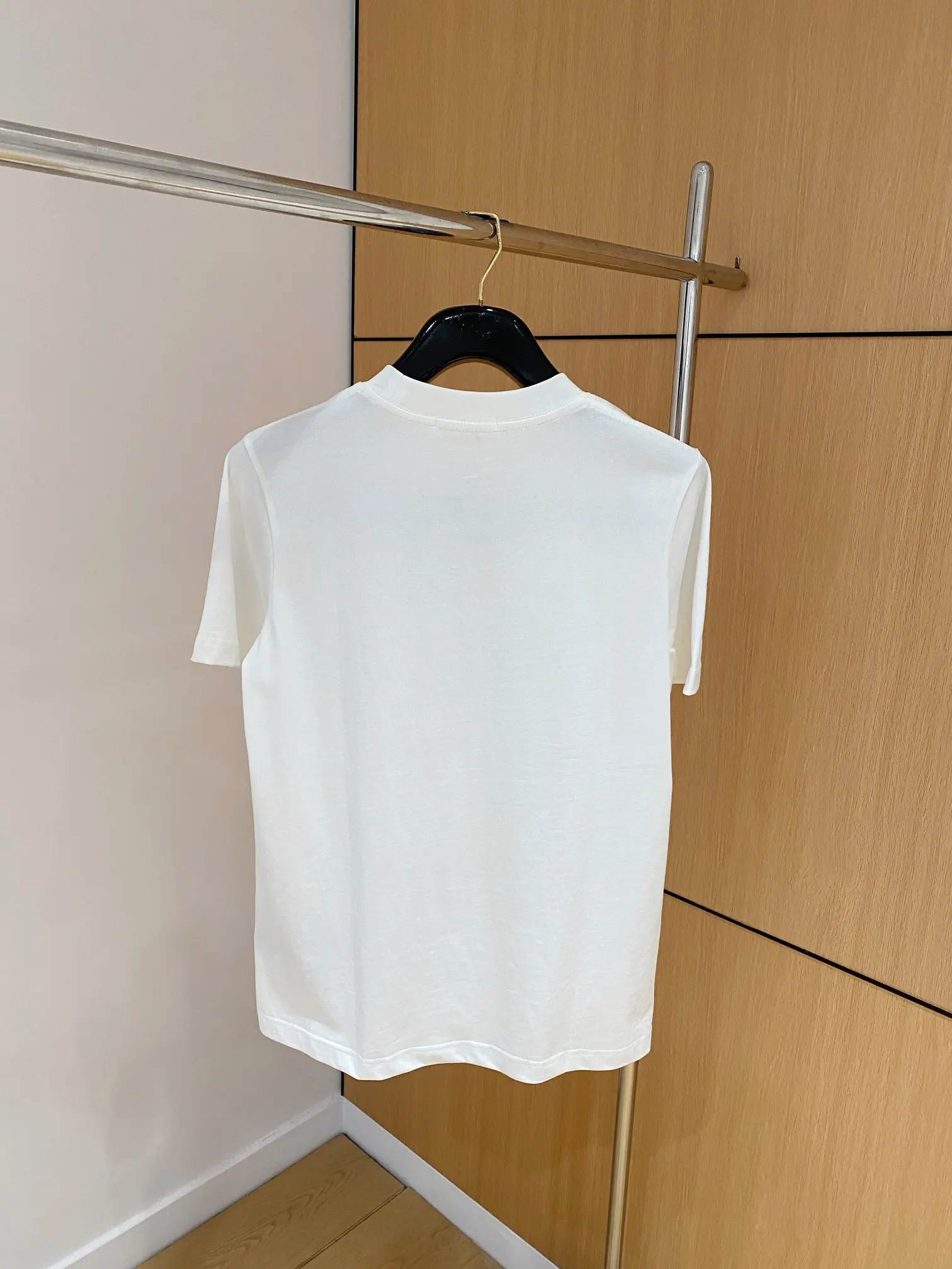 Image [9]-P460 Lp Spring/Summer Debut Short Sleeve Crew Neck T-Shirt High-end bespoke design avant-garde fashion ! Logo de la marque, conception robuste, tissu de 230 g. Toucher doux. Confortable à porter. Coutures fines de qualité supérieure. Couleur : Noir Blanc Longueur : S-2XL-High Fake Bags