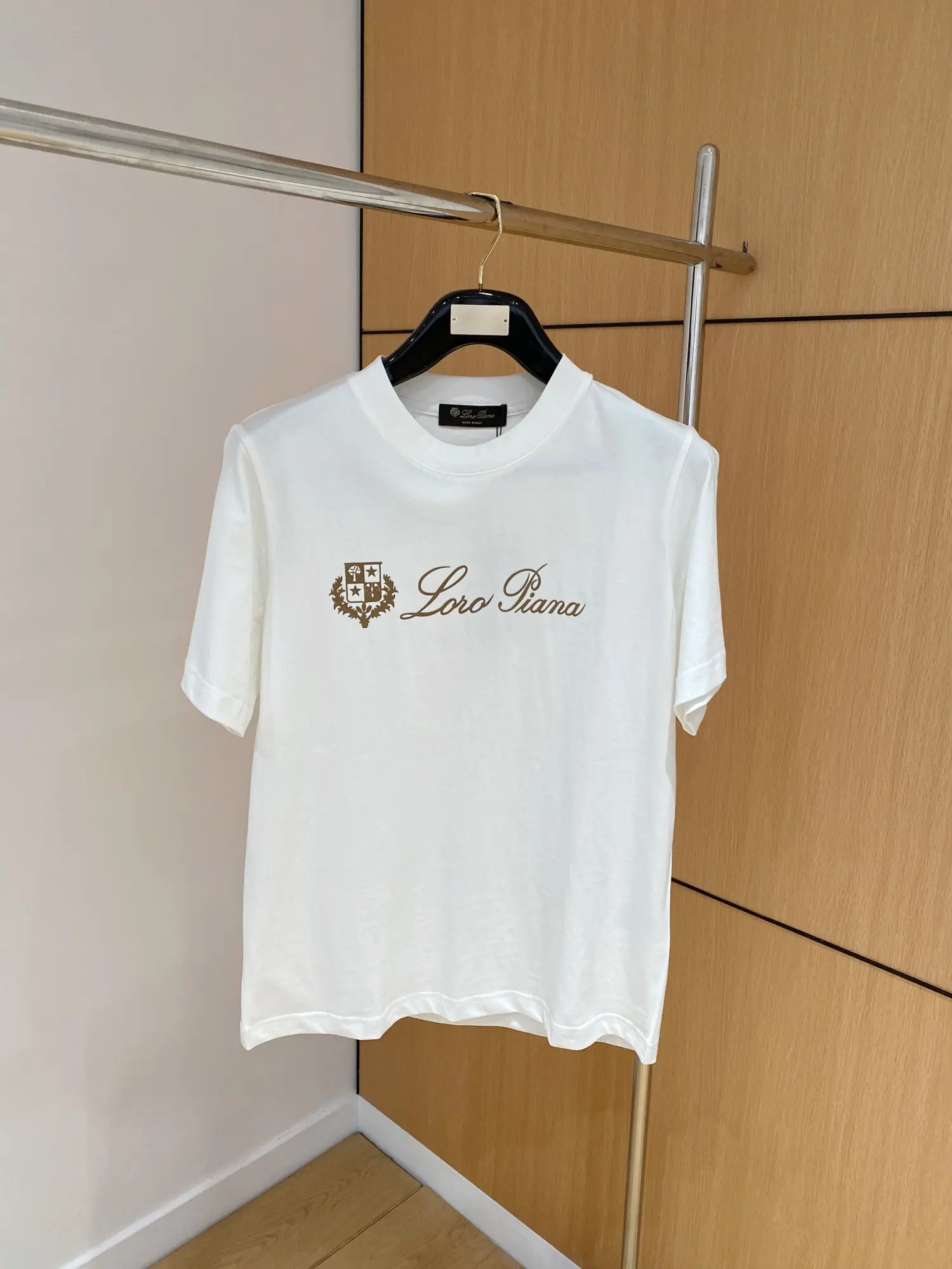 P460 Lp Spring/Summer Debut Short Sleeve Crew Neck T-Shirt High-end customized design avant-garde fashion! Branded logo and heavy duty design. 230 grams of fabric. Soft touch. Comfortable to wear. Counter-level exquisite stitching. Color: Black White Yardage: S-2XL