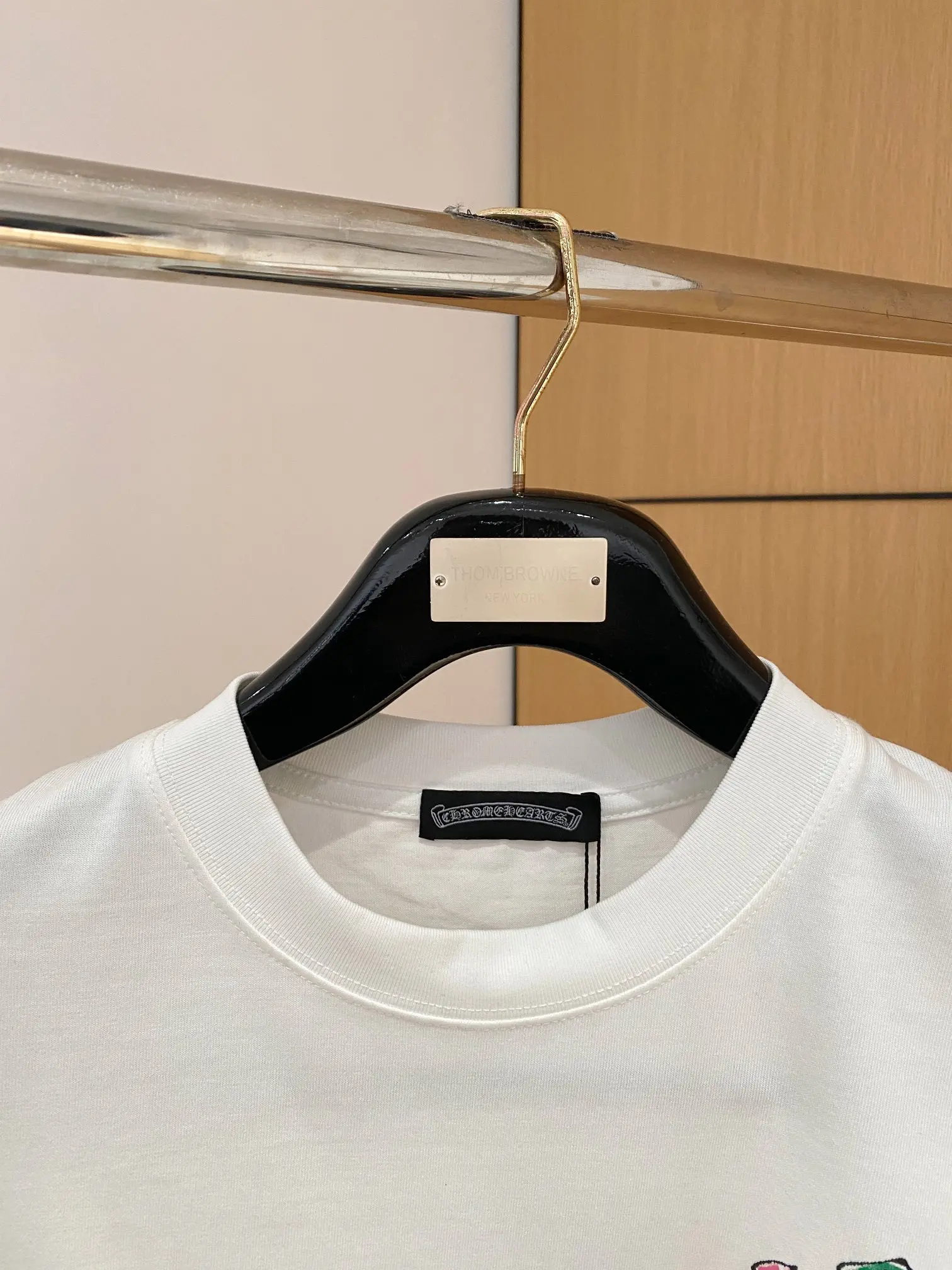 Image [2]-P460 Kroxin Spring/Summer Debut Short Sleeve Crew Neck T-Shirt High-end bespoke design avant-garde fashion ! Logo de la marque Conception artisanale lourde Tissu 230g. Toucher doux. Confortable à porter. Coutures fines de qualité supérieure. Couleur : Noir Blanc Longueur : S-2XL-High Fake Bags