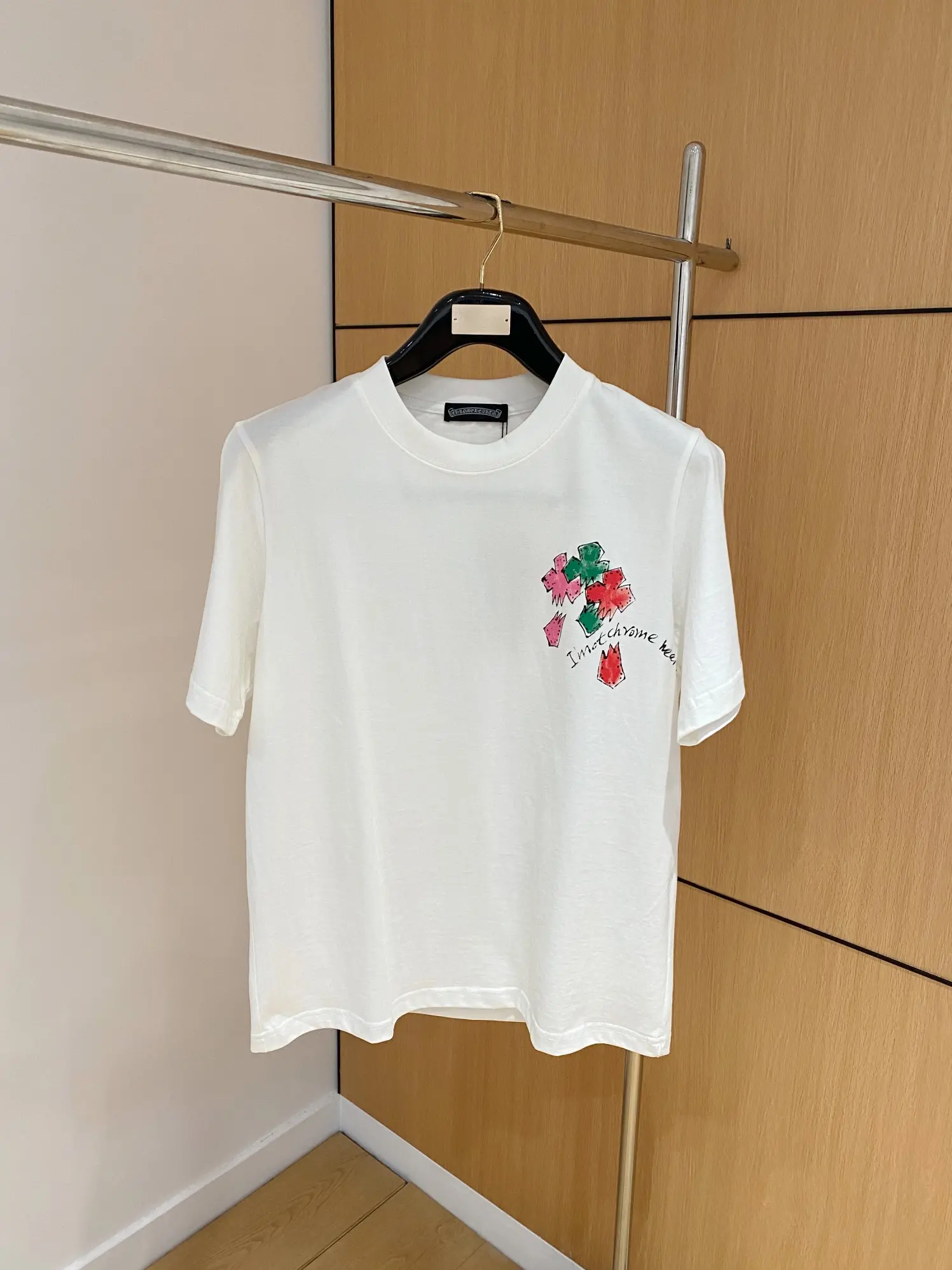 P460 Kroxin Spring/Summer Debut Short Sleeve Crew Neck T-Shirt High-end customized design avant-garde fashion! Branded logo and heavy duty design. 230 grams of fabric. Soft touch. Comfortable to wear. Counter grade fine stitching. Color: Black White Size: S-2XL