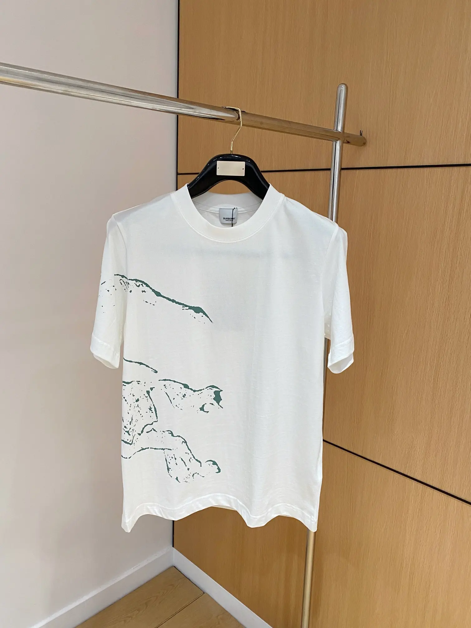 P460 Camiseta de manga corta con cuello redondo Burberry Primavera/Verano Premiere Diseño personalizado de alta gama ¡Moda vanguardista! Logotipo de la marca y diseño resistente. Tejido de 230 g. Suave al tacto. Cómoda de llevar. Costuras finas de alta calidad. Color: Negro Blanco Talla: S-2XL.