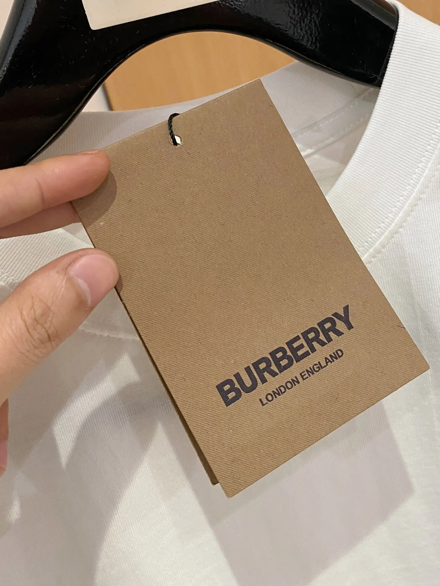 P460 Camiseta de manga corta con cuello redondo Burberry Primavera/Verano Premiere Diseño personalizado de alta gama ¡Moda vanguardista! Logotipo de la marca y diseño resistente. Tejido de 230 g. Suave al tacto. Cómoda de llevar. Costuras finas de alta calidad. Color: Negro Blanco Talla: S-2XL.