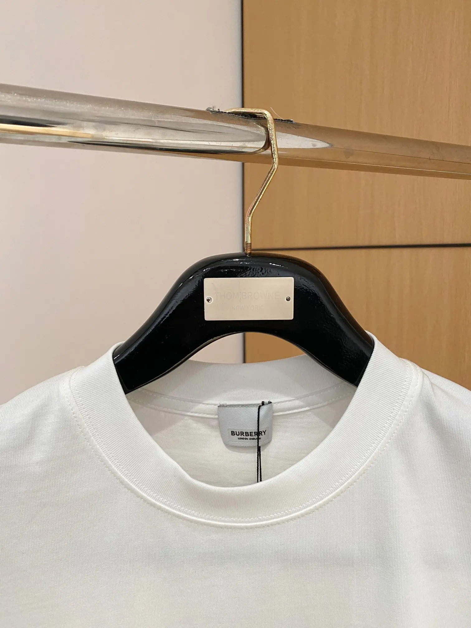 Image [2]-P460 Burberry Spring Summer Debut Short Sleeve Crew Neck T-Shirt Design personnalisé haut de gamme Mode d'avant-garde ! Logo de la marque, design très travaillé. Tissu de 230 g. Toucher doux. Confortable à porter. Coutures fines au niveau du comptoir. Couleur : Noir Blanc Longueur : S-2XL-High Fake Bags