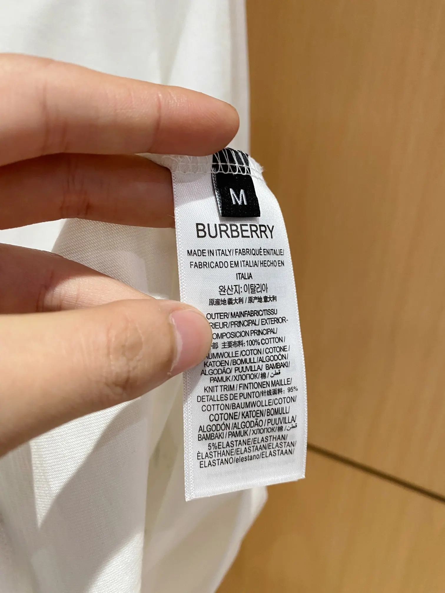 Image [6]-P460 Burberry Spring Summer Debut Short Sleeve Crew Neck T-Shirt Design sur mesure haut de gamme avant-garde ! Logo de la marque, design très travaillé. Tissu de 230 g. Toucher doux. Confortable à porter. Coutures fines au niveau du comptoir. Couleur : Noir Blanc Longueur : S-2XL-High Fake Bags