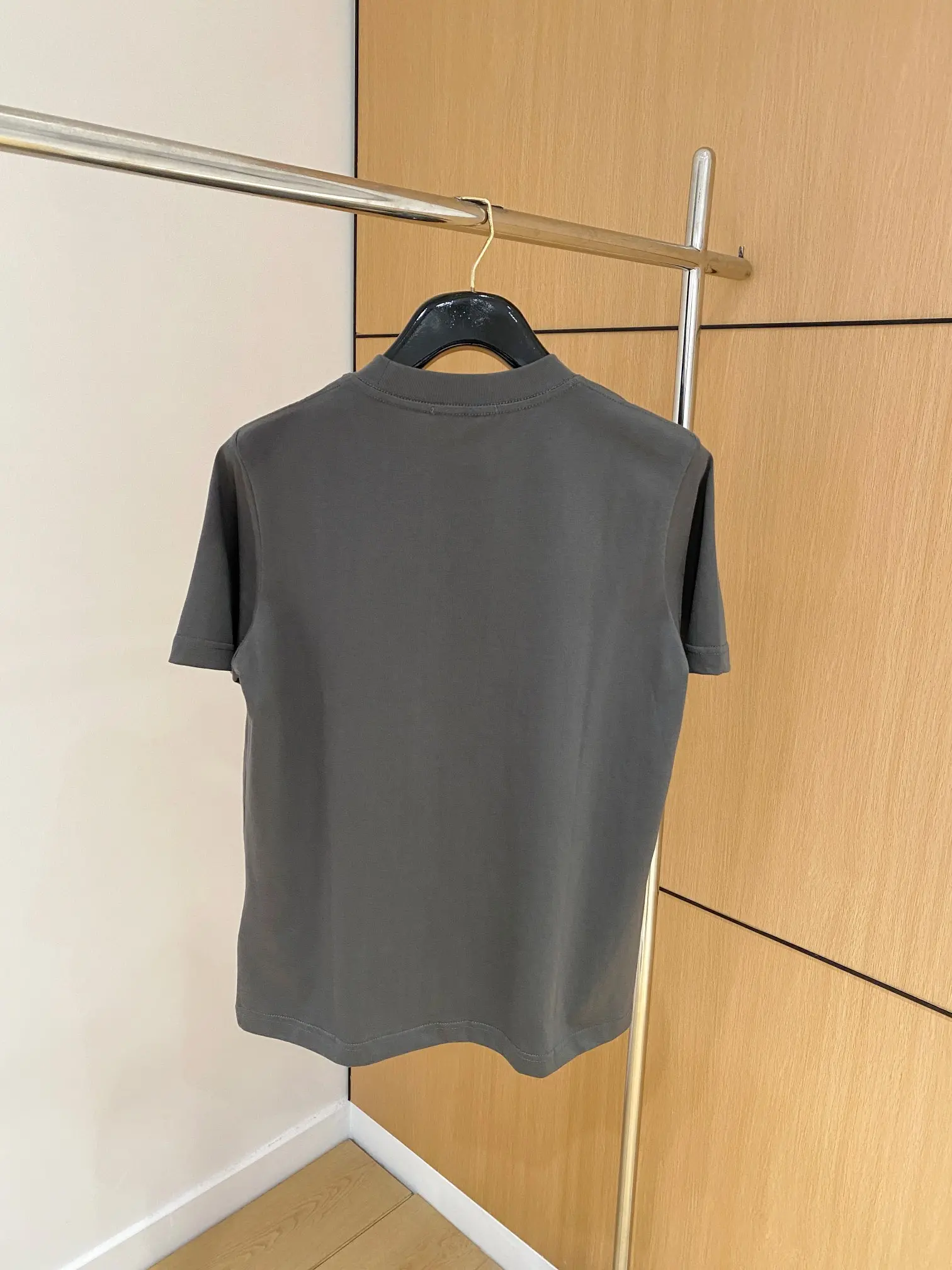 Image [9]-P460 Prada Spring/Summer Premiere Short Sleeve Crew Neck T-Shirt High-end customized design avant-garde fashion! Brand logo, heavy duty design, 230 grams of fabric. Soft touch. Comfortable to wear. Counter-level stitching. Color: Black White Yardage: S-2XL-HIGH FASHION BAGS