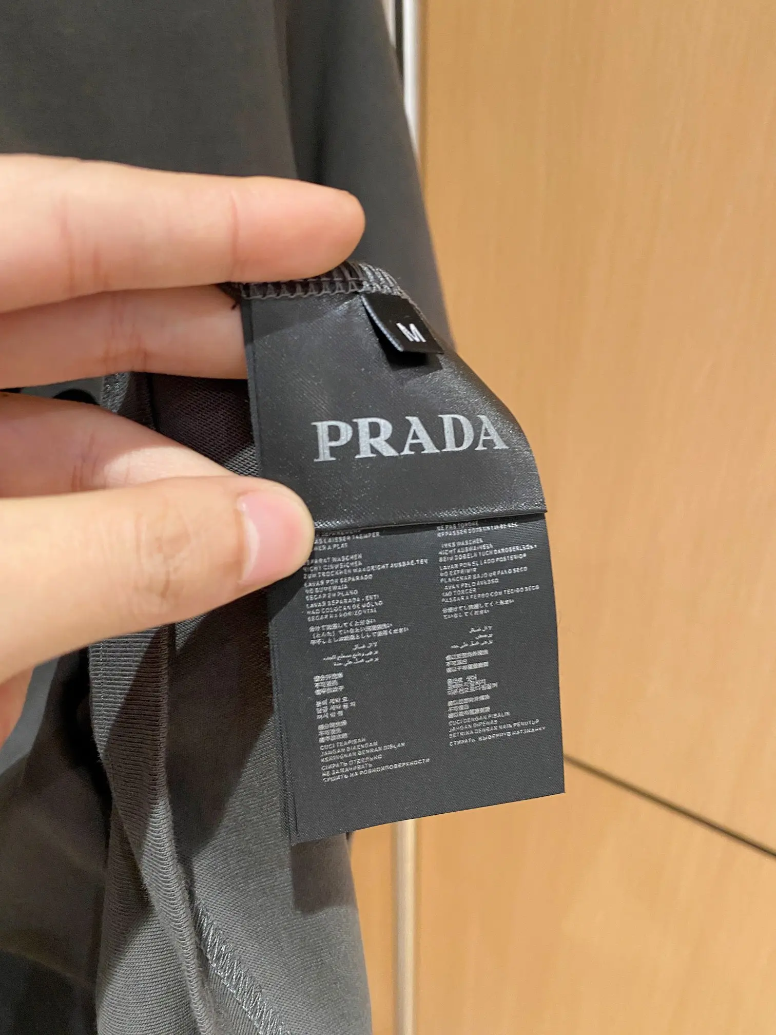 Image [8]-P460 Prada Spring/Summer Premiere Short Sleeve Crew Neck T-Shirt High-end customized design avant-garde fashion! Branded logo and heavy duty craftsmanship in 230 grams of fabric. Soft touch. Comfortable to wear. Counter-level stitching. Color: Black White Yardage: S-2XL-HIGH FASHION BAGS