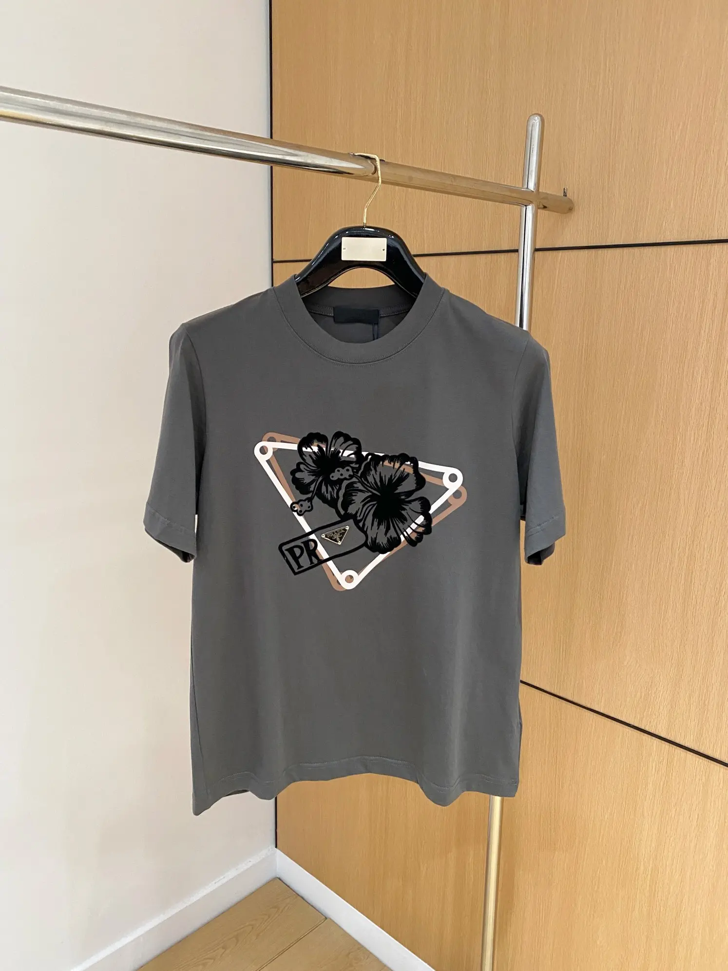 P460 Lp Spring/Summer Debut Short Sleeve Crew Neck T-Shirt High-end customized design avant-garde fashion! Branded logo and heavy duty design. 230 grams of fabric. Soft touch. Comfortable to wear. Counter-level exquisite stitching. Color: Black White Yardage: S-2XL