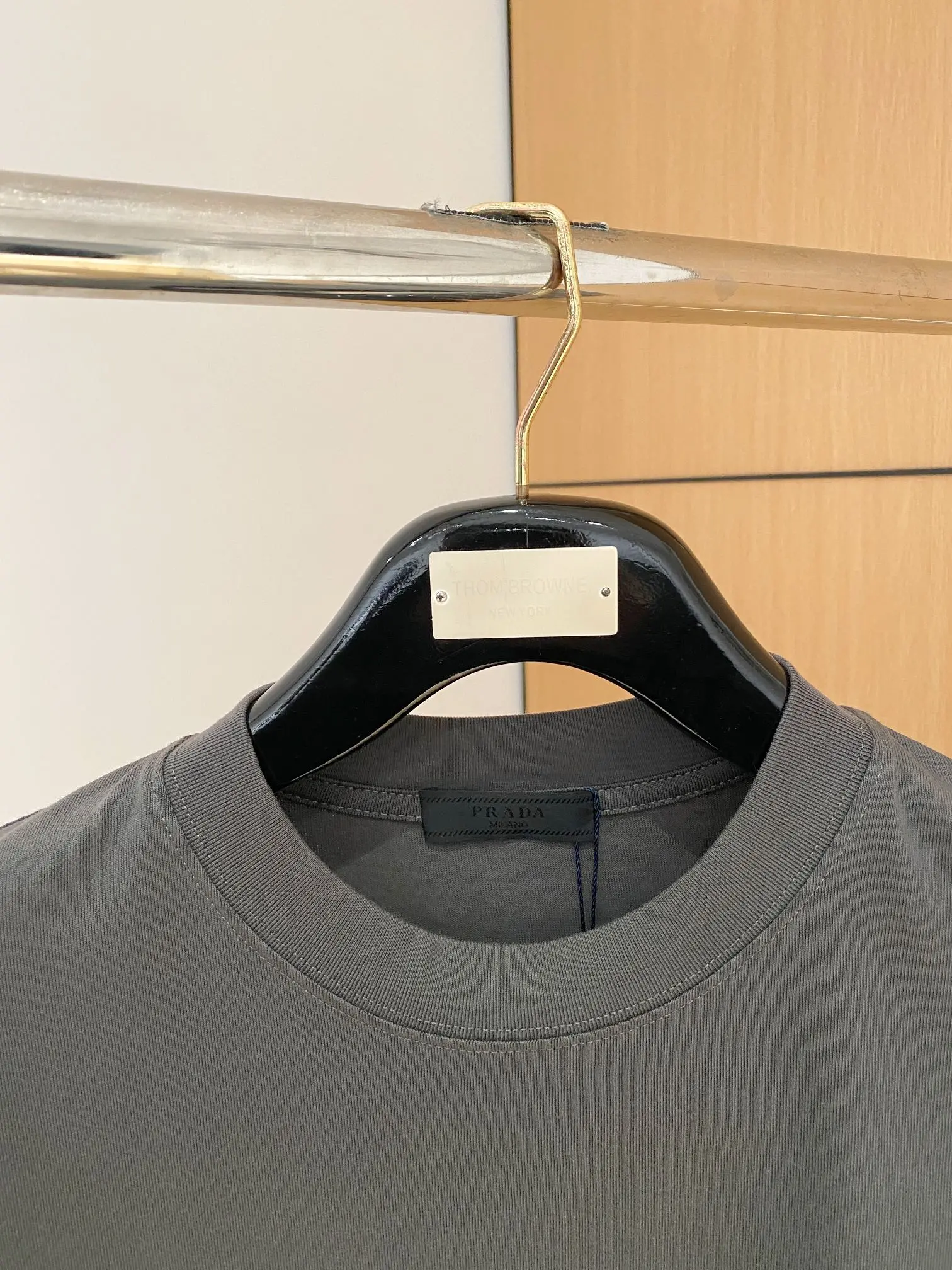 Image [2]-P460 Prada Spring/Summer Premiere Short Sleeve Crew Neck T-Shirt High-end customized design avant-garde fashion! Branded logo, heavy duty design, 230g fabric. Soft touch. Comfortable to wear. Counter-level stitching. Color: Black White Yardage: S-2XL-HIGH FASHION BAGS