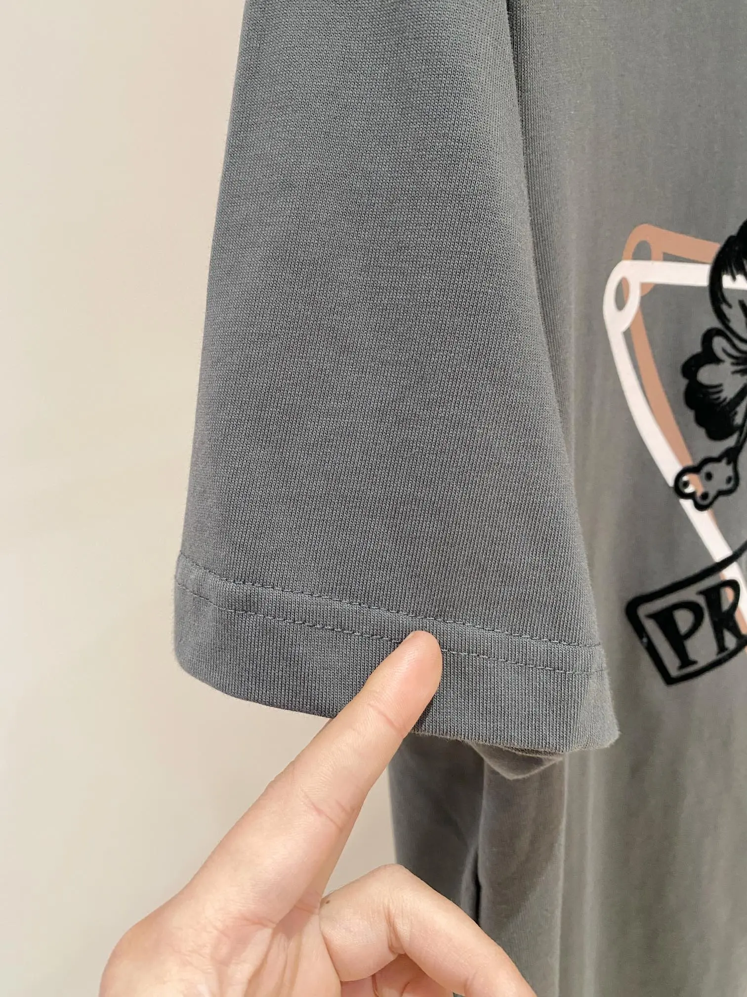 Image [7]-P460 Prada Spring/Summer Premiere Short Sleeve Crew Neck T-Shirt High-end customized design avant-garde fashion! Branded logo and heavy duty craftsmanship. 230 grams of fabric. Soft touch. Comfortable to wear. Counter-level stitching. Color: Black White Yardage: S-2XL-HIGH FASHION BAGS