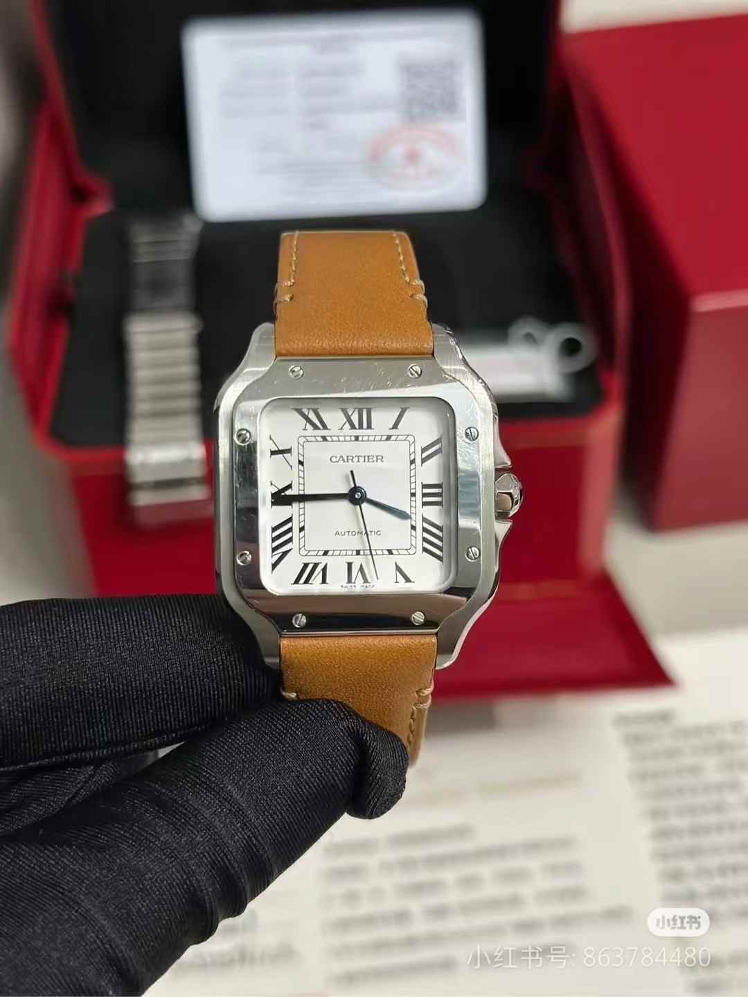 Cartier SANTOSCaracterísticas técnicas:1 ⃣ ️ espejo: reloj de cristal de zafiro espejo diez ojo de pez de vidrio eléctrico anti-huella digital diez película transparente para hacer la superficie de cristal más claramente2 ⃣ ️ correa: brazalete de acero, correa de piel de vaca italiana cabeza de cuero de grano tecnología de envoltura y la correa original coherente no será la configuración de pegamento abierto de la última contador de doble hebilla diferente mercado de doble cola larga diez hebilla de arena3⃣️case: acero, chapado en carbono ADLC4⃣️Crown: corona de acero, engastada con piedras puntiagudas sintéticas multicorte azules las piedras se volverán rojas5⃣️Dials: hombres 9 placas frontales opcionales hombres cinta tiene negro y azul mujeres 5 placas frontales 5 colores cuero6⃣️Size: 47.5X39.8X9.38MM talla de mujer 35.1×43.5 grosor son 9.17⃣️movement: máquina 9015 importada8️⃣ configuración de liberación rápida cabeza de grano correa de liberación rápida9️⃣Setting piedra: anillo de platino boca diez moissanite