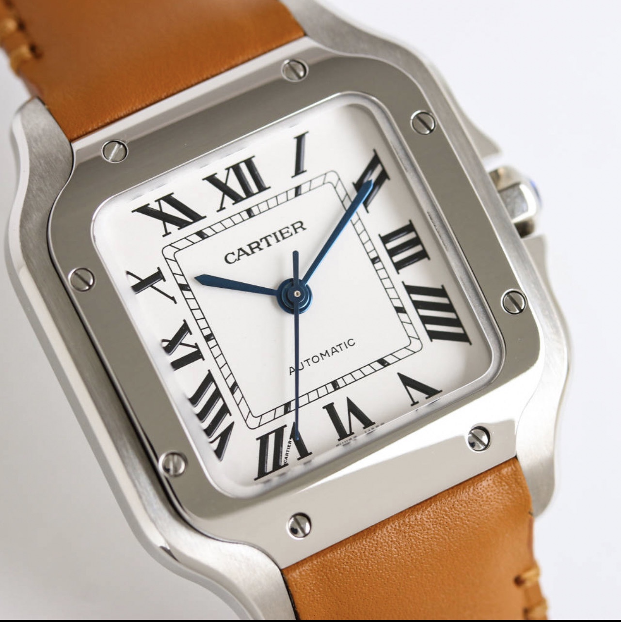 Cartier SANTOSCaracterísticas técnicas:1 ⃣ ️ espejo: reloj de cristal de zafiro espejo diez ojo de pez de vidrio eléctrico anti-huella digital diez película transparente para hacer la superficie de cristal más claramente2 ⃣ ️ correa: brazalete de acero, correa de piel de vaca italiana cabeza de cuero de grano tecnología de envoltura y la correa original coherente no será la configuración de pegamento abierto de la última contador de doble hebilla diferente mercado de doble cola larga diez hebilla de arena3⃣️case: acero, chapado en carbono ADLC4⃣️Crown: corona de acero, engastada con piedras puntiagudas sintéticas multicorte azules las piedras se volverán rojas5⃣️Dials: hombres 9 placas frontales opcionales hombres cinta tiene negro y azul mujeres 5 placas frontales 5 colores cuero6⃣️Size: 47.5X39.8X9.38MM talla de mujer 35.1×43.5 grosor son 9.17⃣️movement: máquina 9015 importada8️⃣ configuración de liberación rápida cabeza de grano correa de liberación rápida9️⃣Setting piedra: anillo de platino boca diez moissanite