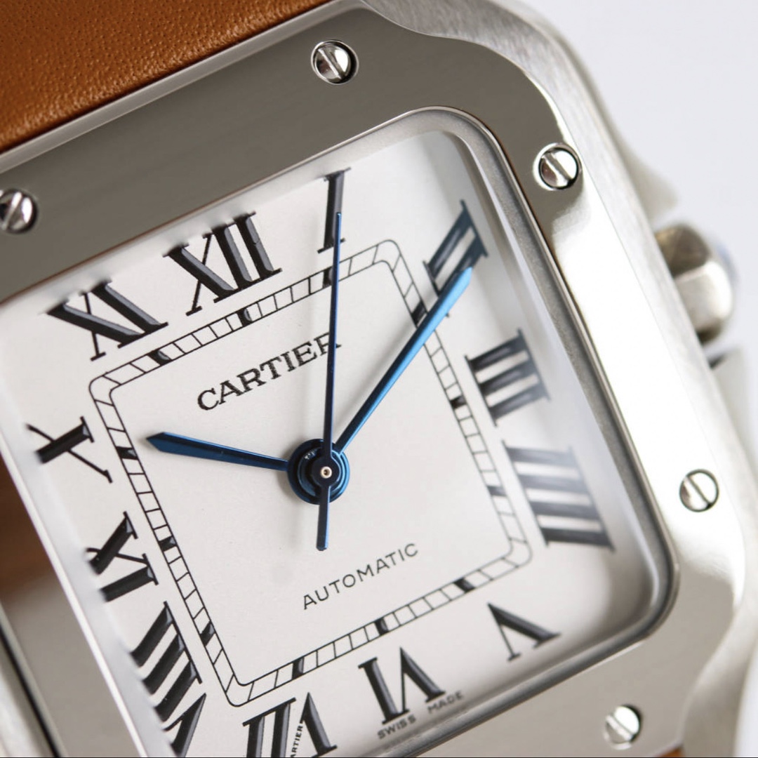 Cartier SANTOSCaracterísticas técnicas:1 ⃣ ️ espejo: reloj de cristal de zafiro espejo diez ojo de pez de vidrio eléctrico anti-huella digital diez película transparente para hacer la superficie de cristal más claramente2 ⃣ ️ correa: brazalete de acero, correa de piel de vaca italiana cabeza de cuero de grano tecnología de envoltura y la correa original coherente no será la configuración de pegamento abierto de la última contador de doble hebilla diferente mercado de doble cola larga diez hebilla de arena3⃣️case: acero, chapado en carbono ADLC4⃣️Crown: corona de acero, engastada con piedras puntiagudas sintéticas multicorte azules las piedras se volverán rojas5⃣️Dials: hombres 9 placas frontales opcionales hombres cinta tiene negro y azul mujeres 5 placas frontales 5 colores cuero6⃣️Size: 47.5X39.8X9.38MM talla de mujer 35.1×43.5 grosor son 9.17⃣️movement: máquina 9015 importada8️⃣ configuración de liberación rápida cabeza de grano correa de liberación rápida9️⃣Setting piedra: anillo de platino boca diez moissanite